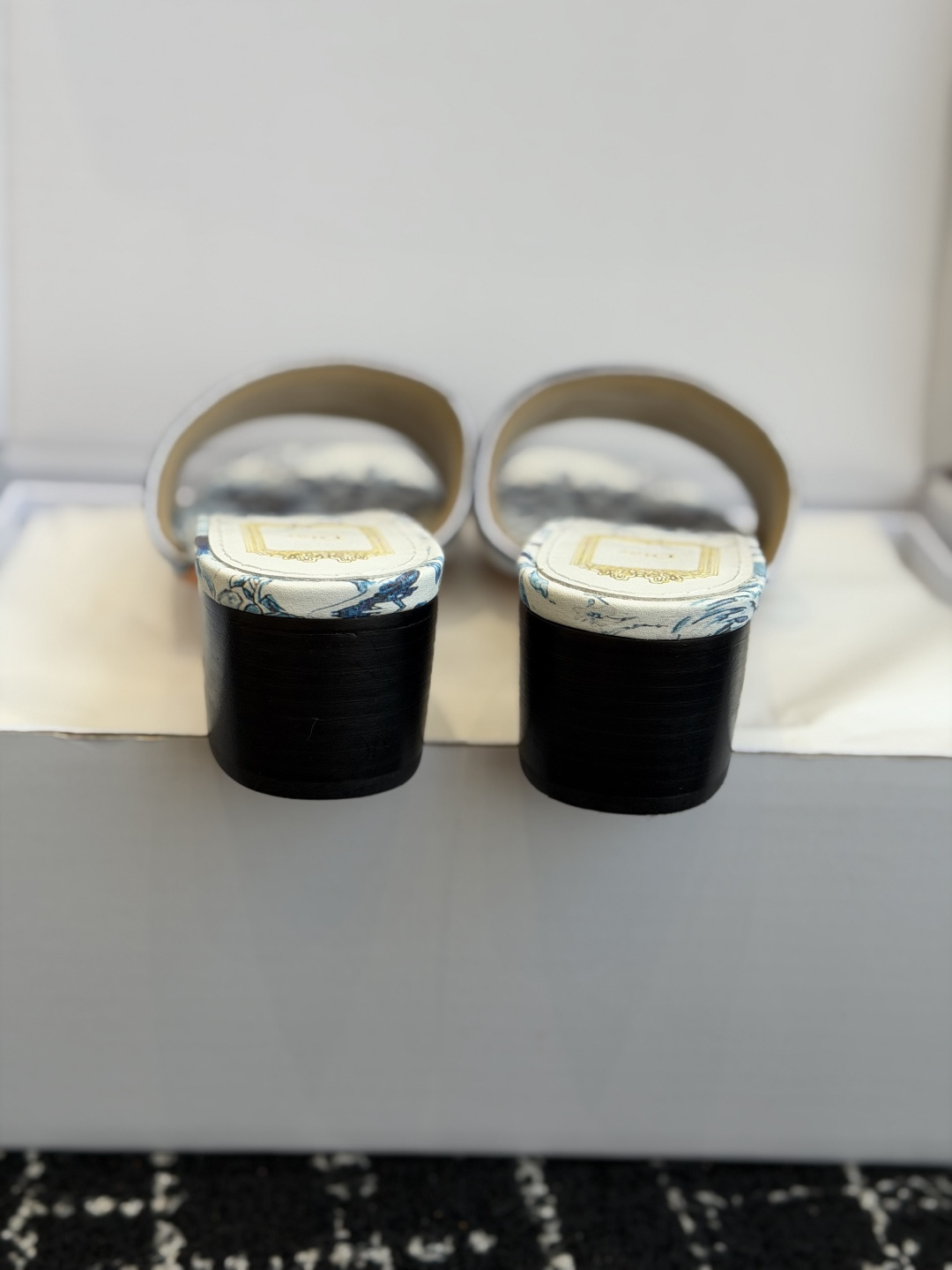 代购级 粗跟Dio*官网同步花卉刺绣凉拖！这款Dway棉质刺绣面料，边缘饰有编织滚边，正面绣有同色“Di