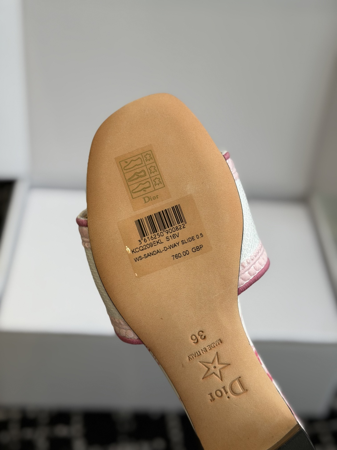 代购级 粗跟Dio*官网同步花卉刺绣凉拖！这款Dway棉质刺绣面料，边缘饰有编织滚边，正面绣有同色“Di