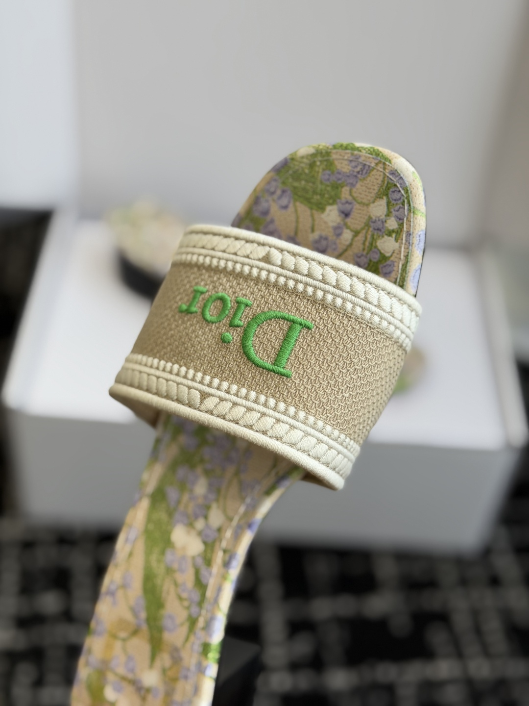 代购级 粗跟Dio*官网同步花卉刺绣凉拖！这款Dway棉质刺绣面料，边缘饰有编织滚边，正面绣有同色“Di