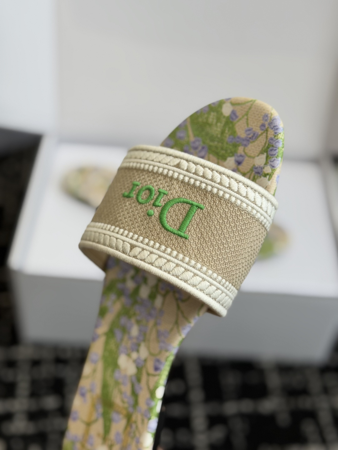代购级 平底Dio*官网同步花卉刺绣凉拖！这款Dway棉质刺绣面料，边缘饰有编织滚边，正面绣有同色“Di