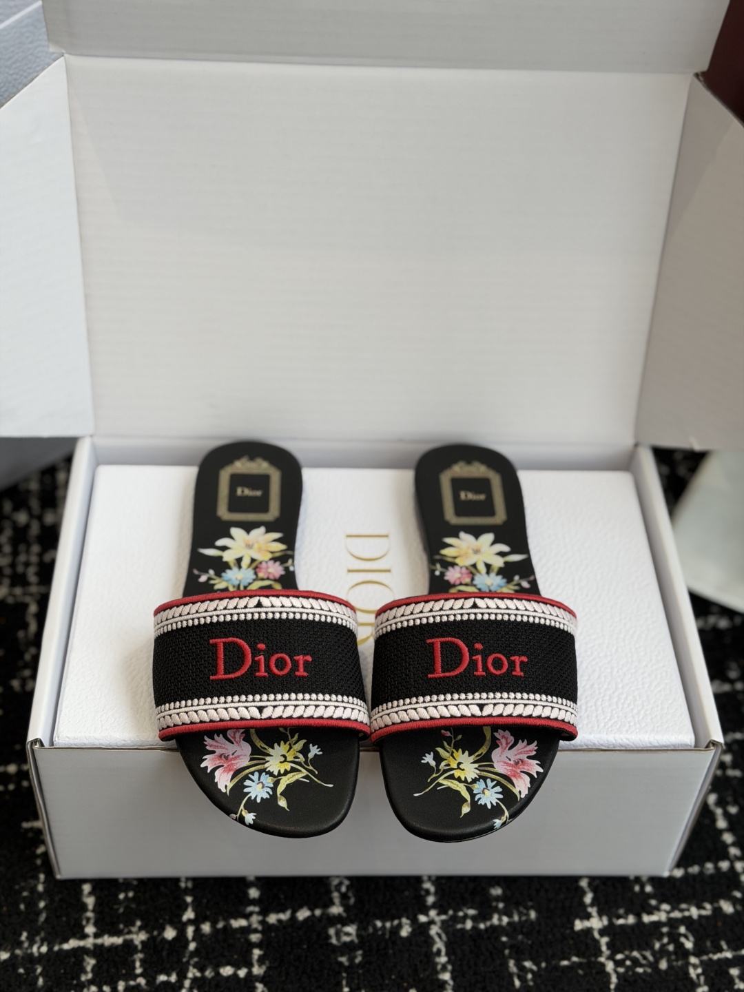 NO:869217,Purchasing-grade flat-soled thick-heeled sandals with synchronized floral embroidery from Dio*’s official website!  This Dway cotton embroidery fabric is decorated with woven piping on the edge, the same color 'Dior' logo is embroidered on the front, and the Toile de Jouy floral pattern is printed on the feet. The embroidery and printing details are exquisite, comfort and elegance coexist. Lucky Star Italian leather outsole Size: 35-39 (40.41 custom-made, non-refundable), high-heeled shoes, dior, high heels, slippers, Leather soles19860909代购级平底 粗跟 Dio*官网同步花卉刺绣凉拖！ 这款Dway棉质刺绣面料,边缘饰有编织滚边,正面绣有同色“Dior”标识,垫脚印有 Toile de Jouy 花卉图案,刺绣与印花细节精致,舒适与优雅并存 幸运星意大利真皮大底 码数:35-39（40.41定做不退换）,高跟鞋拖鞋,dior,high heels,slippers,Leather soles,Women's Shoes