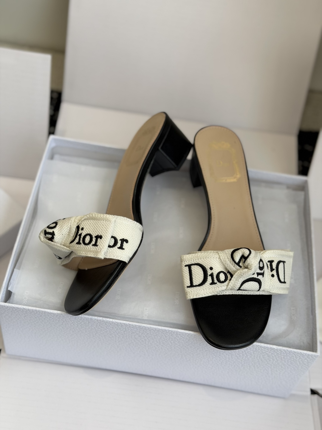 东莞代购级DIOR 迪奥新品编织袋电绣凉拖 休闲度假风 夏日必入搭配单品 面料：立体刺绣 飞织内里：垫脚