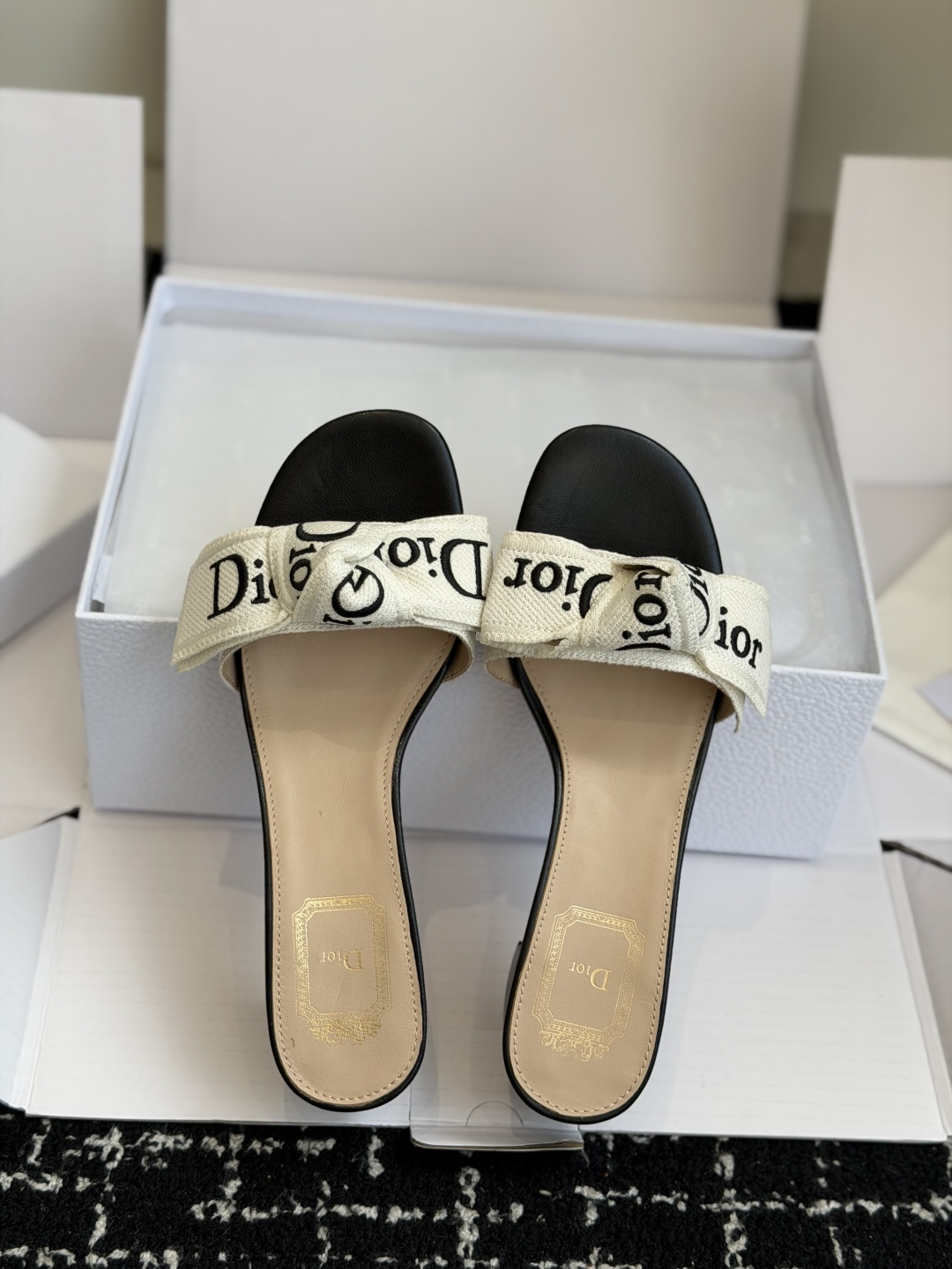 东莞代购级DIOR 迪奥新品编织袋电绣凉拖 休闲度假风 夏日必入搭配单品 面料：立体刺绣 飞织内里：垫脚