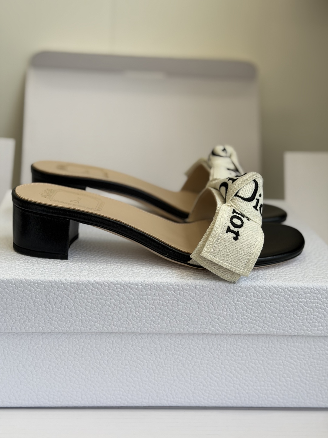 东莞代购级DIOR 迪奥新品编织袋电绣凉拖 休闲度假风 夏日必入搭配单品 面料：立体刺绣 飞织内里：垫脚