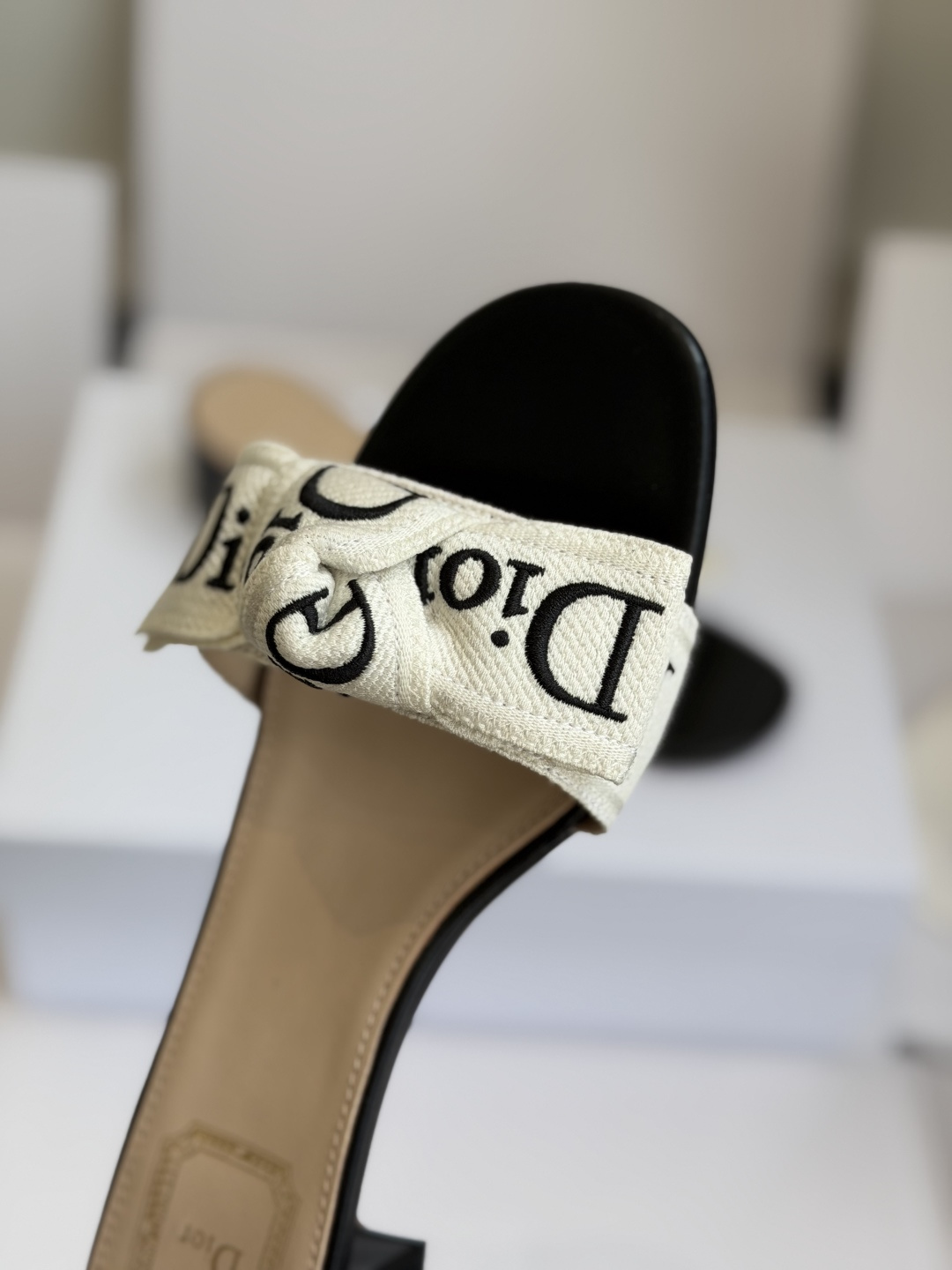 东莞代购级DIOR 迪奥新品编织袋电绣凉拖 休闲度假风 夏日必入搭配单品 面料：立体刺绣 飞织内里：垫脚