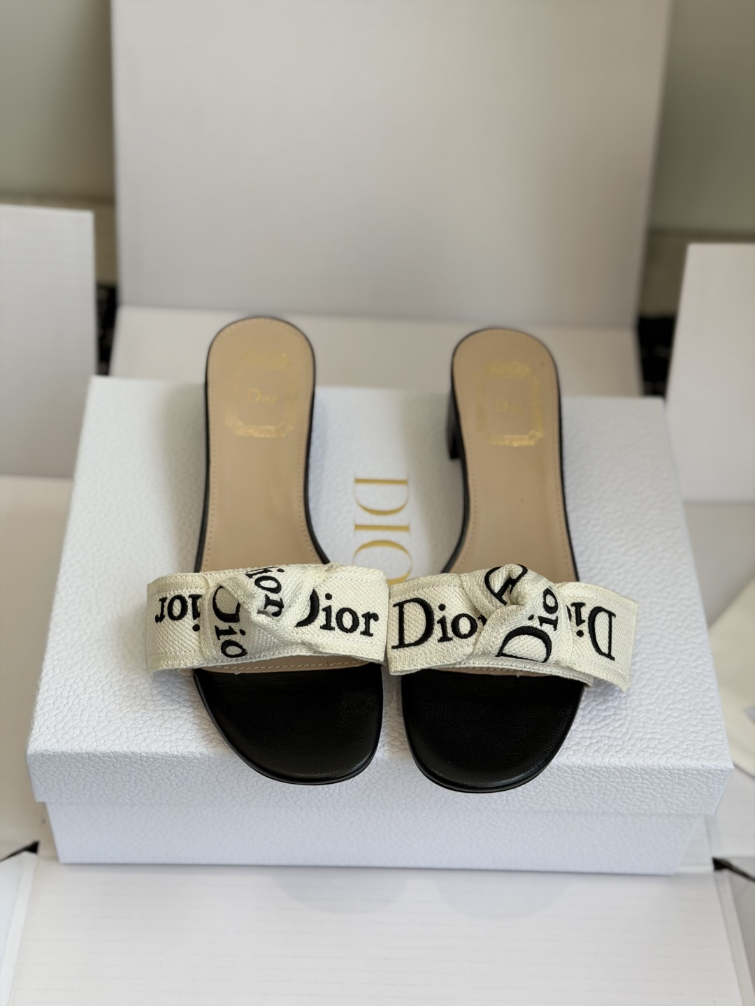 东莞代购级DIOR 迪奥新品编织袋电绣凉拖 休闲度假风 夏日必入搭配单品 面料：立体刺绣 飞织内里：垫脚