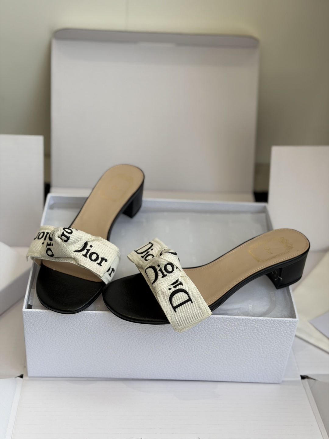 东莞代购级DIOR 迪奥新品编织袋电绣凉拖 休闲度假风 夏日必入搭配单品 面料：立体刺绣 飞织内里：垫脚