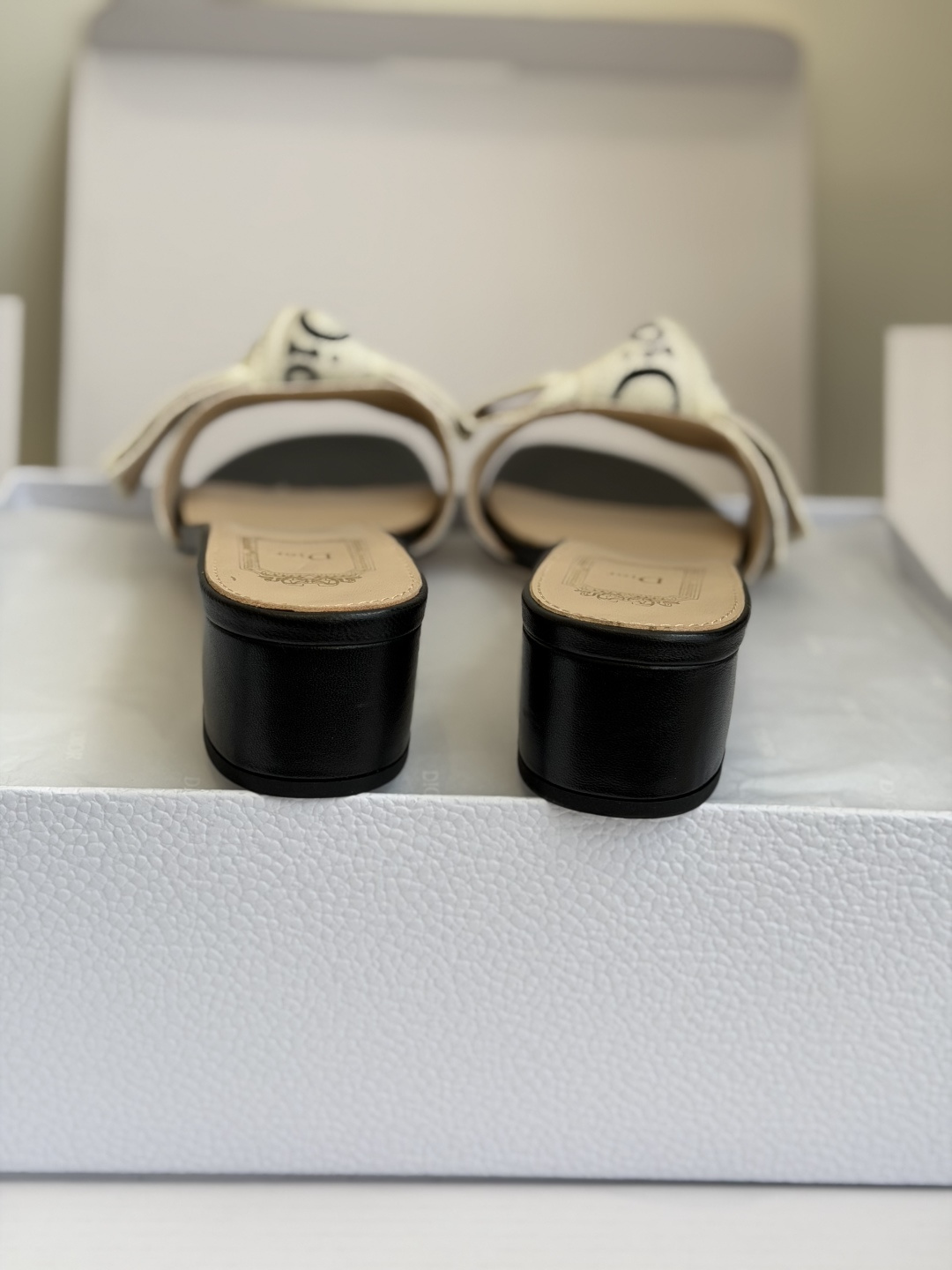 东莞代购级DIOR 迪奥新品编织袋电绣凉拖 休闲度假风 夏日必入搭配单品 面料：立体刺绣 飞织内里：垫脚
