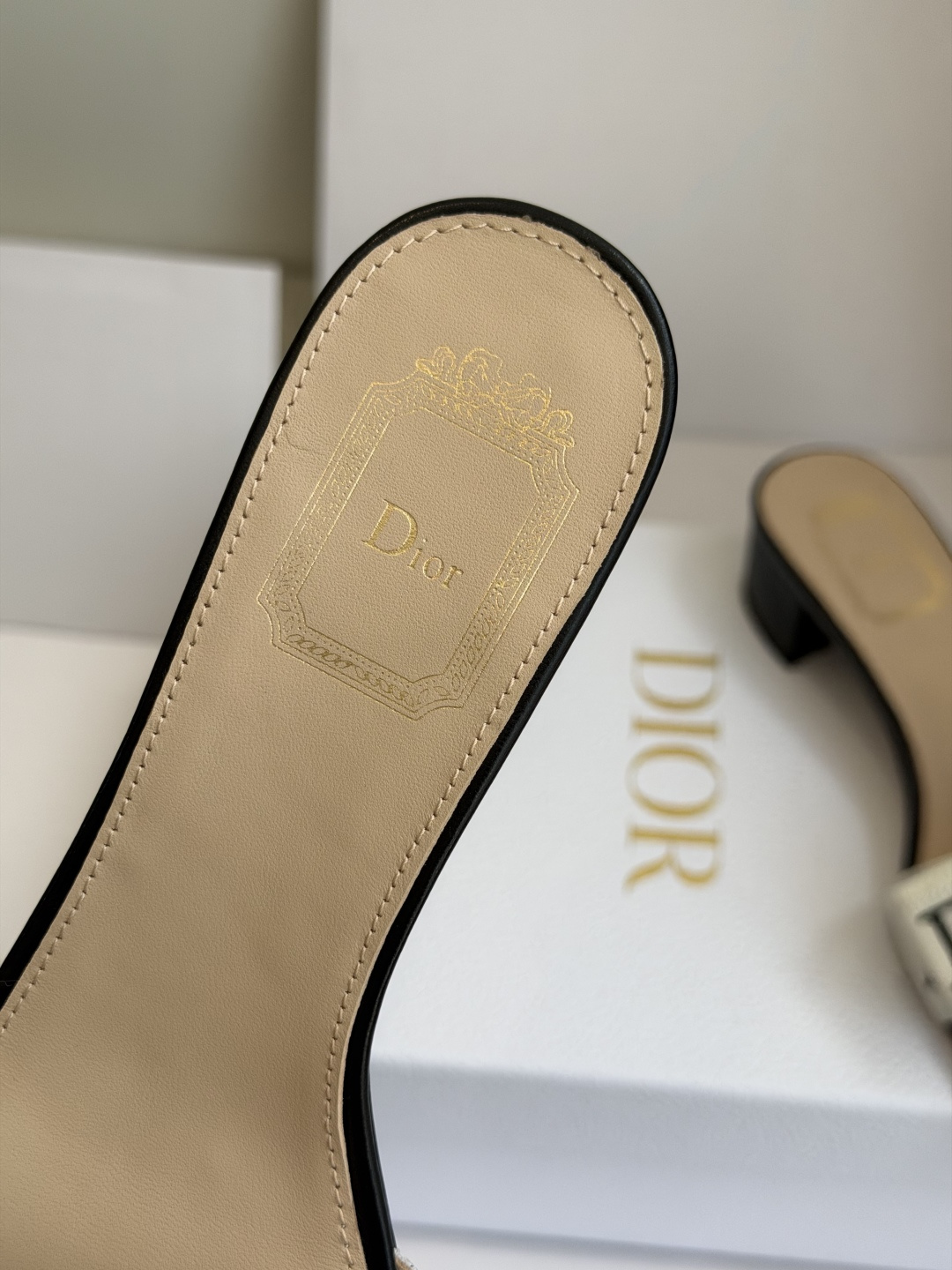 东莞代购级DIOR 迪奥新品编织袋电绣凉拖 休闲度假风 夏日必入搭配单品 面料：立体刺绣 飞织内里：垫脚