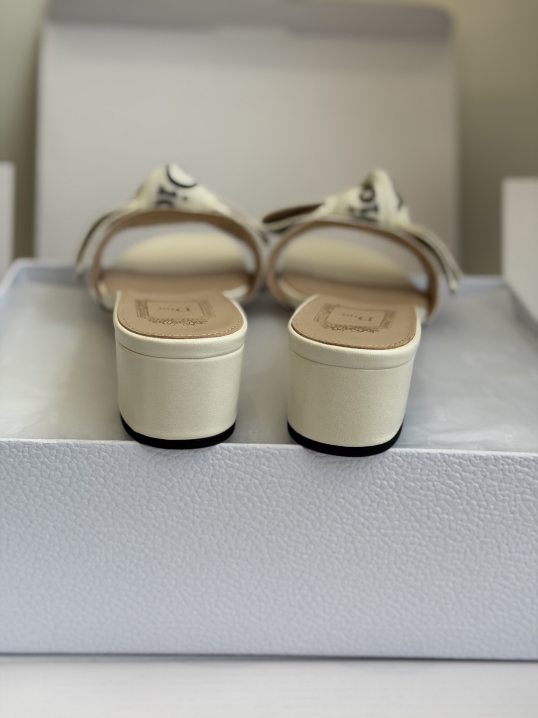 东莞代购级DIOR 迪奥新品编织袋电绣凉拖 休闲度假风 夏日必入搭配单品 面料：立体刺绣 飞织内里：垫脚