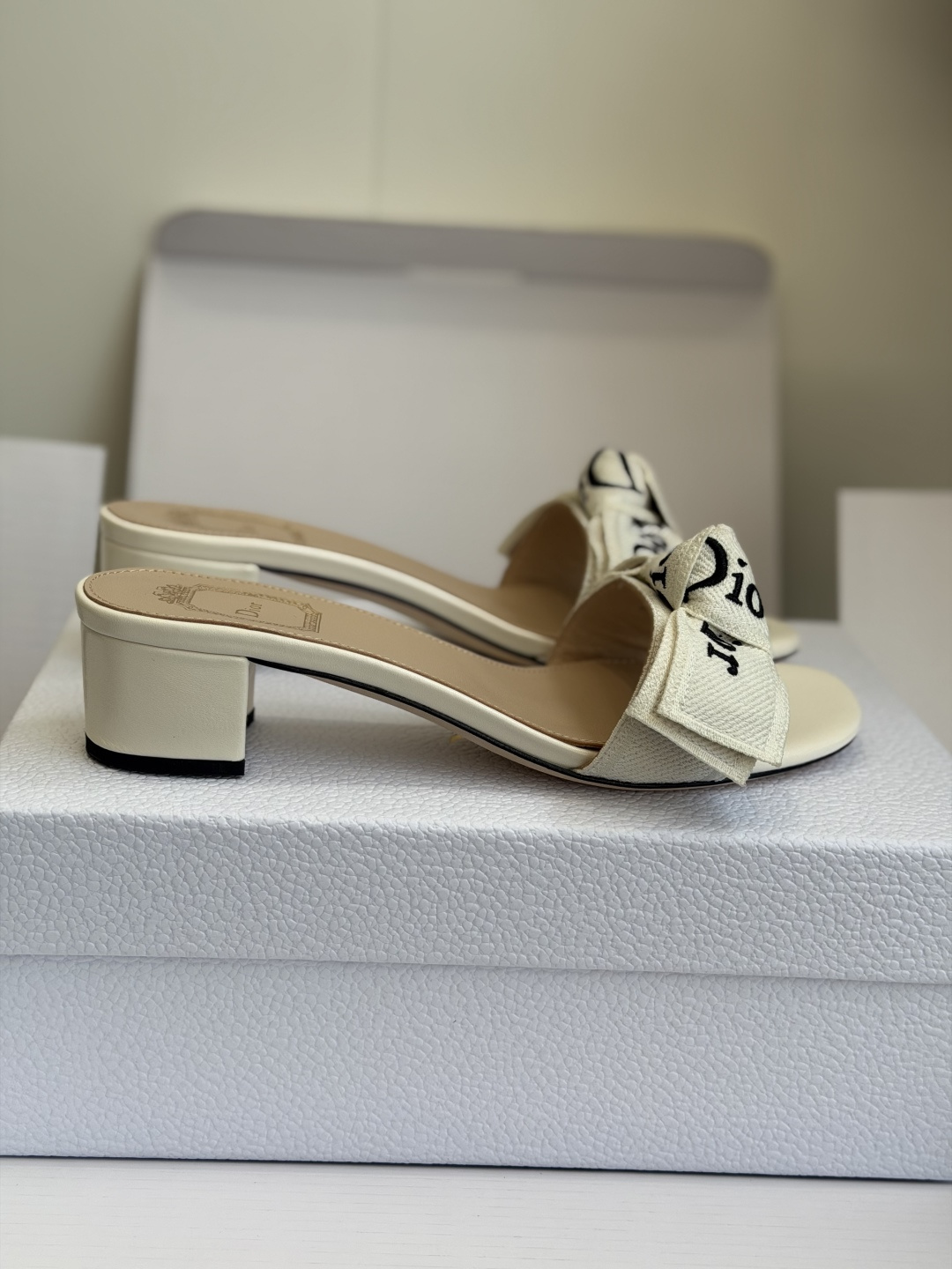 东莞代购级DIOR 迪奥新品编织袋电绣凉拖 休闲度假风 夏日必入搭配单品 面料：立体刺绣 飞织内里：垫脚