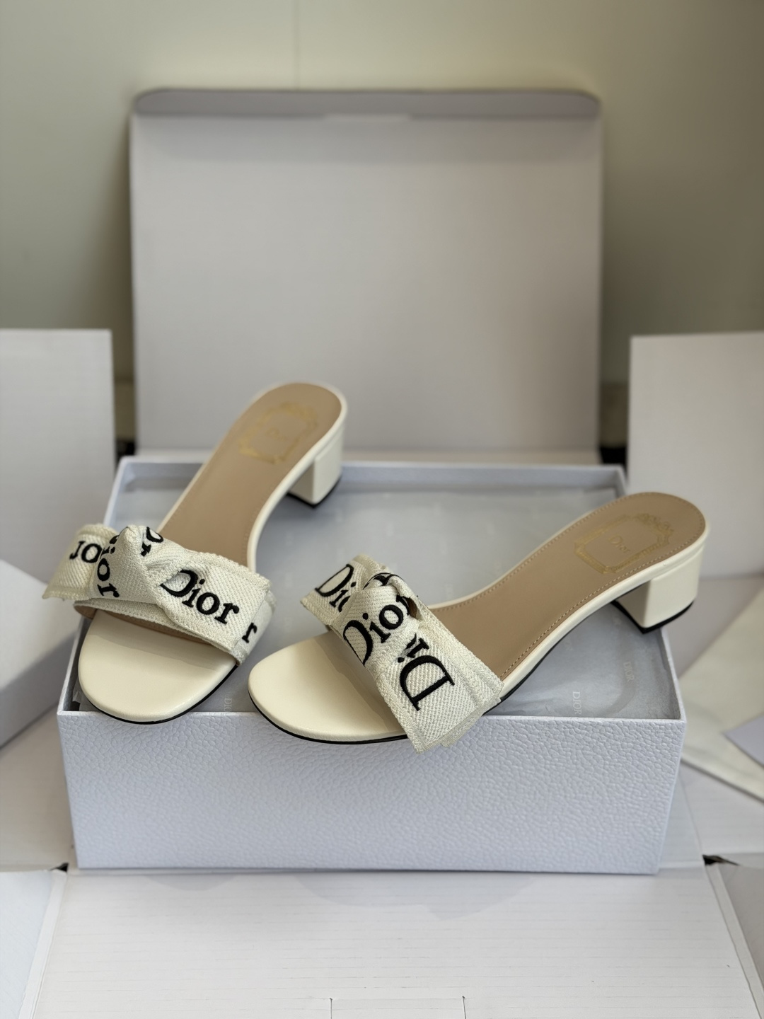 东莞代购级DIOR 迪奥新品编织袋电绣凉拖 休闲度假风 夏日必入搭配单品 面料：立体刺绣 飞织内里：垫脚