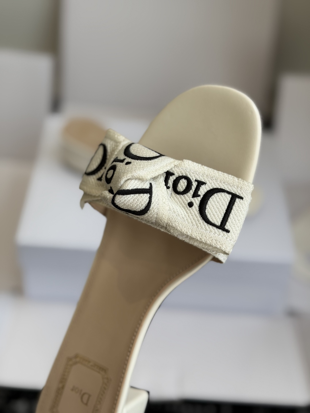 东莞代购级DIOR 迪奥新品编织袋电绣凉拖 休闲度假风 夏日必入搭配单品 面料：立体刺绣 飞织内里：垫脚