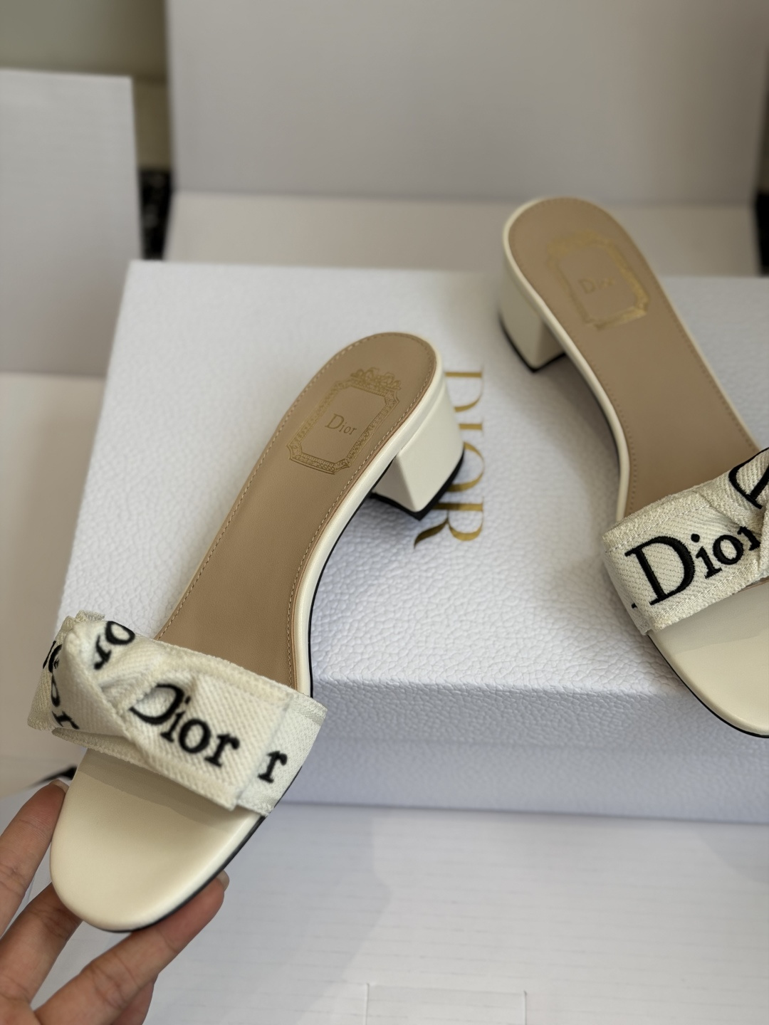东莞代购级DIOR 迪奥新品编织袋电绣凉拖 休闲度假风 夏日必入搭配单品 面料：立体刺绣 飞织内里：垫脚