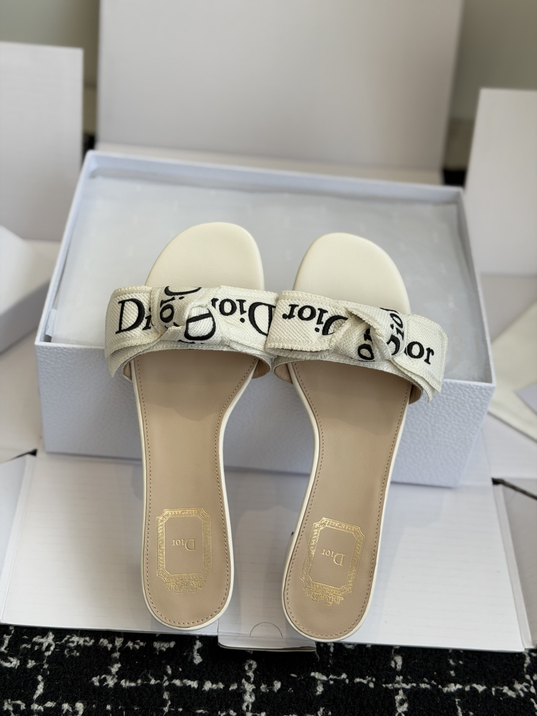 东莞代购级DIOR 迪奥新品编织袋电绣凉拖 休闲度假风 夏日必入搭配单品 面料：立体刺绣 飞织内里：垫脚