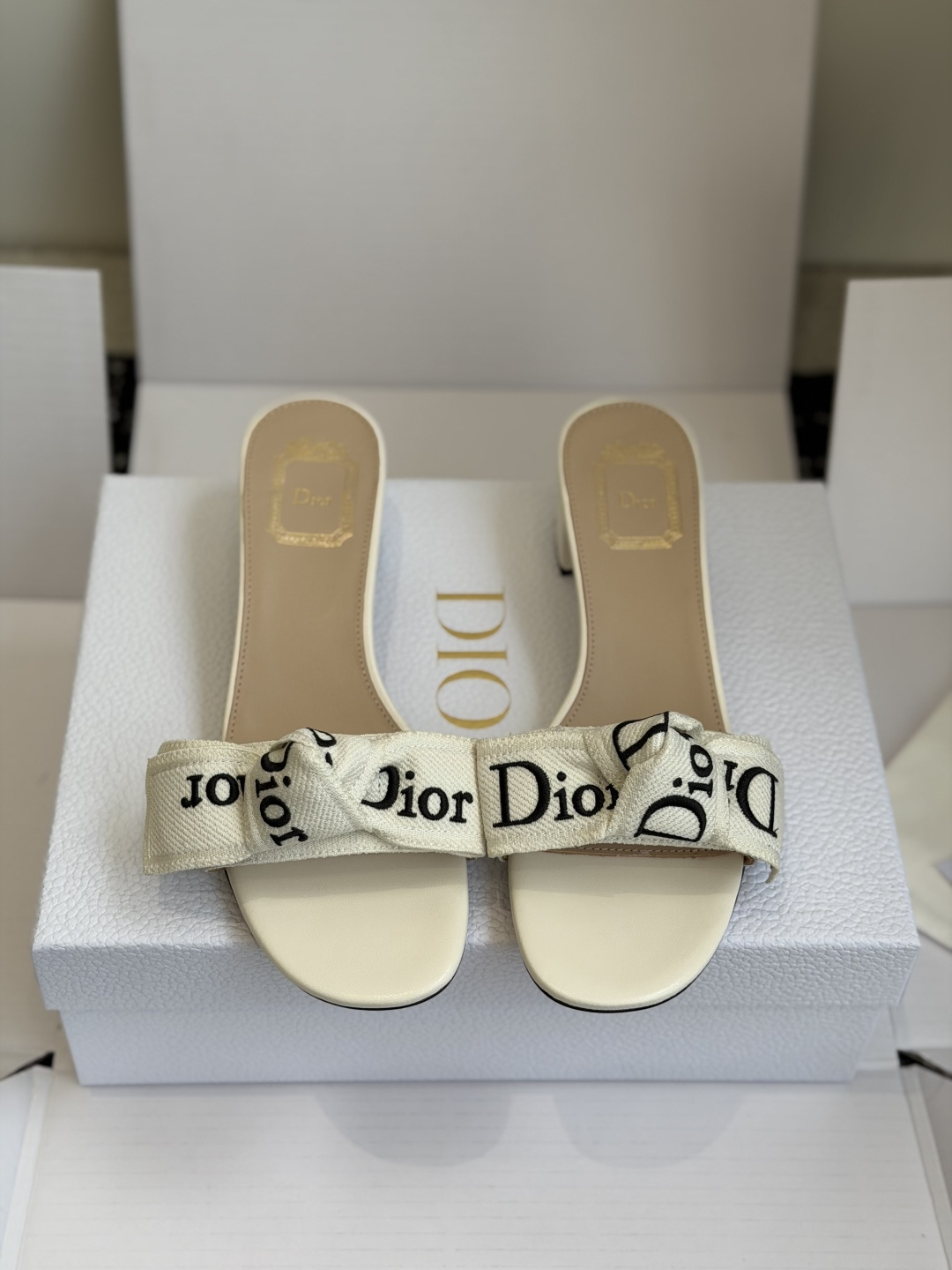 东莞代购级DIOR 迪奥新品编织袋电绣凉拖 休闲度假风 夏日必入搭配单品 面料：立体刺绣 飞织内里：垫脚