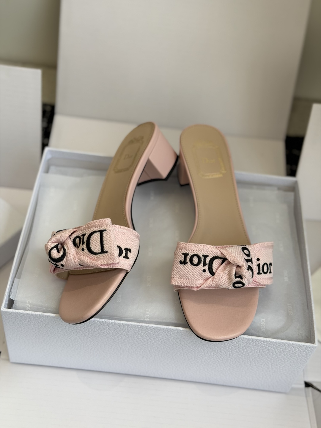 东莞代购级DIOR 迪奥新品编织袋电绣凉拖 休闲度假风 夏日必入搭配单品 面料：立体刺绣 飞织内里：垫脚