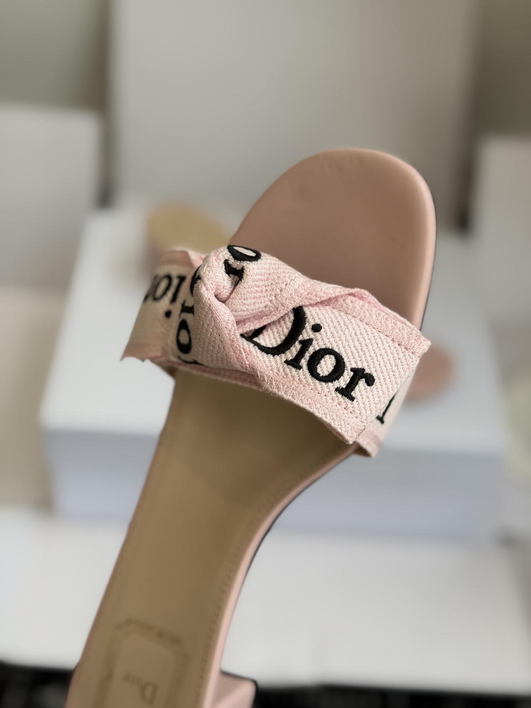 东莞代购级DIOR 迪奥新品编织袋电绣凉拖 休闲度假风 夏日必入搭配单品 面料：立体刺绣 飞织内里：垫脚