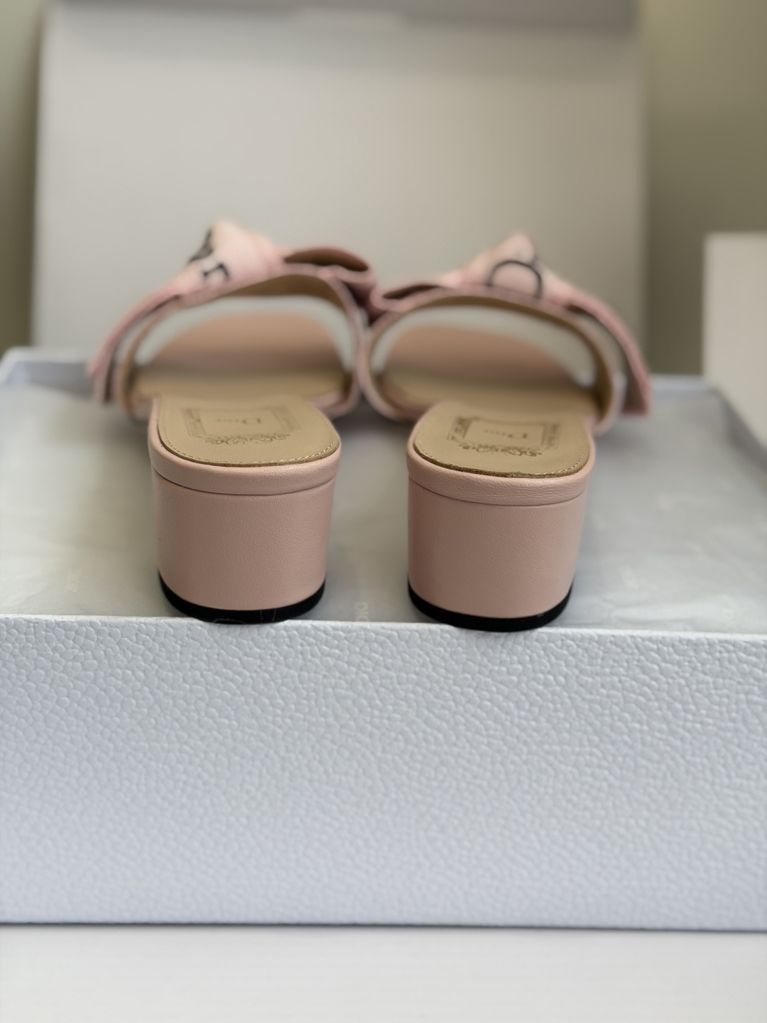 东莞代购级DIOR 迪奥新品编织袋电绣凉拖 休闲度假风 夏日必入搭配单品 面料：立体刺绣 飞织内里：垫脚