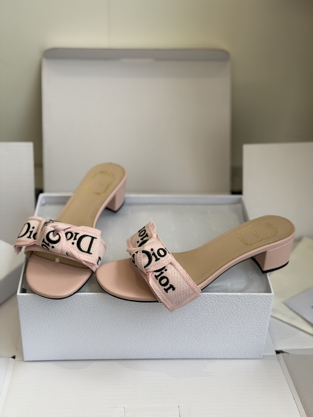 东莞代购级DIOR 迪奥新品编织袋电绣凉拖 休闲度假风 夏日必入搭配单品 面料：立体刺绣 飞织内里：垫脚