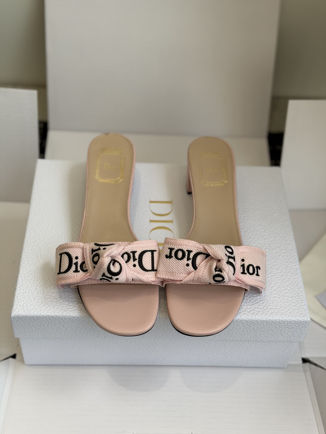 东莞代购级DIOR 迪奥新品编织袋电绣凉拖 休闲度假风 夏日必入搭配单品 面料：立体刺绣 飞织内里：垫脚