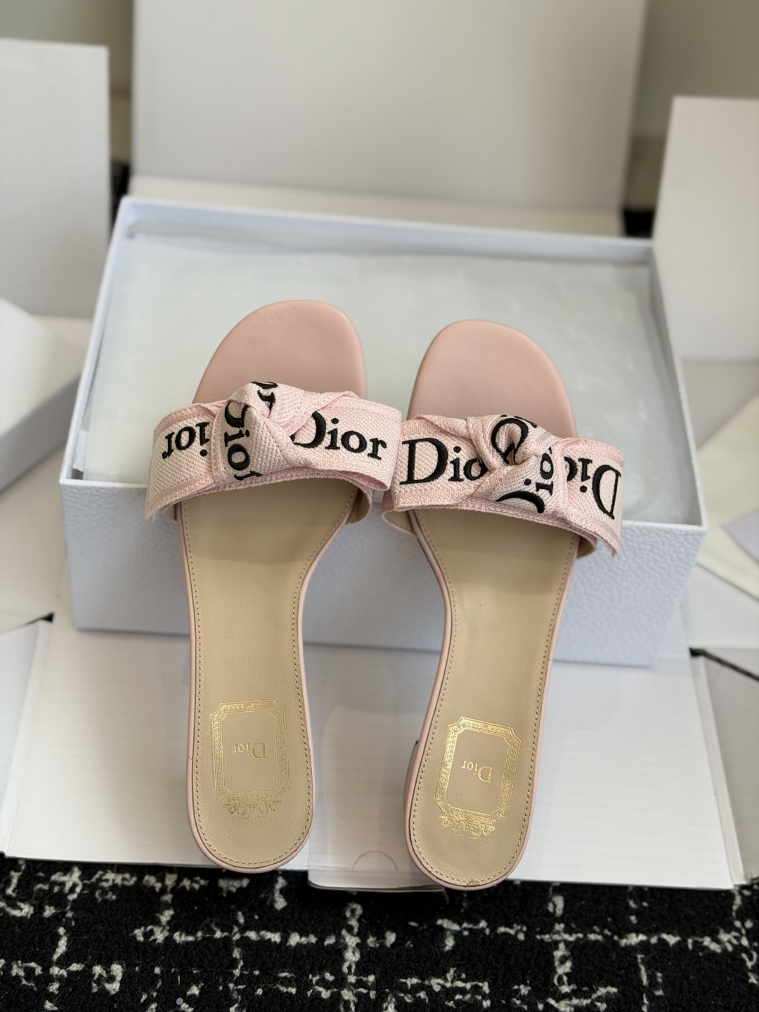 东莞代购级DIOR 迪奥新品编织袋电绣凉拖 休闲度假风 夏日必入搭配单品 面料：立体刺绣 飞织内里：垫脚