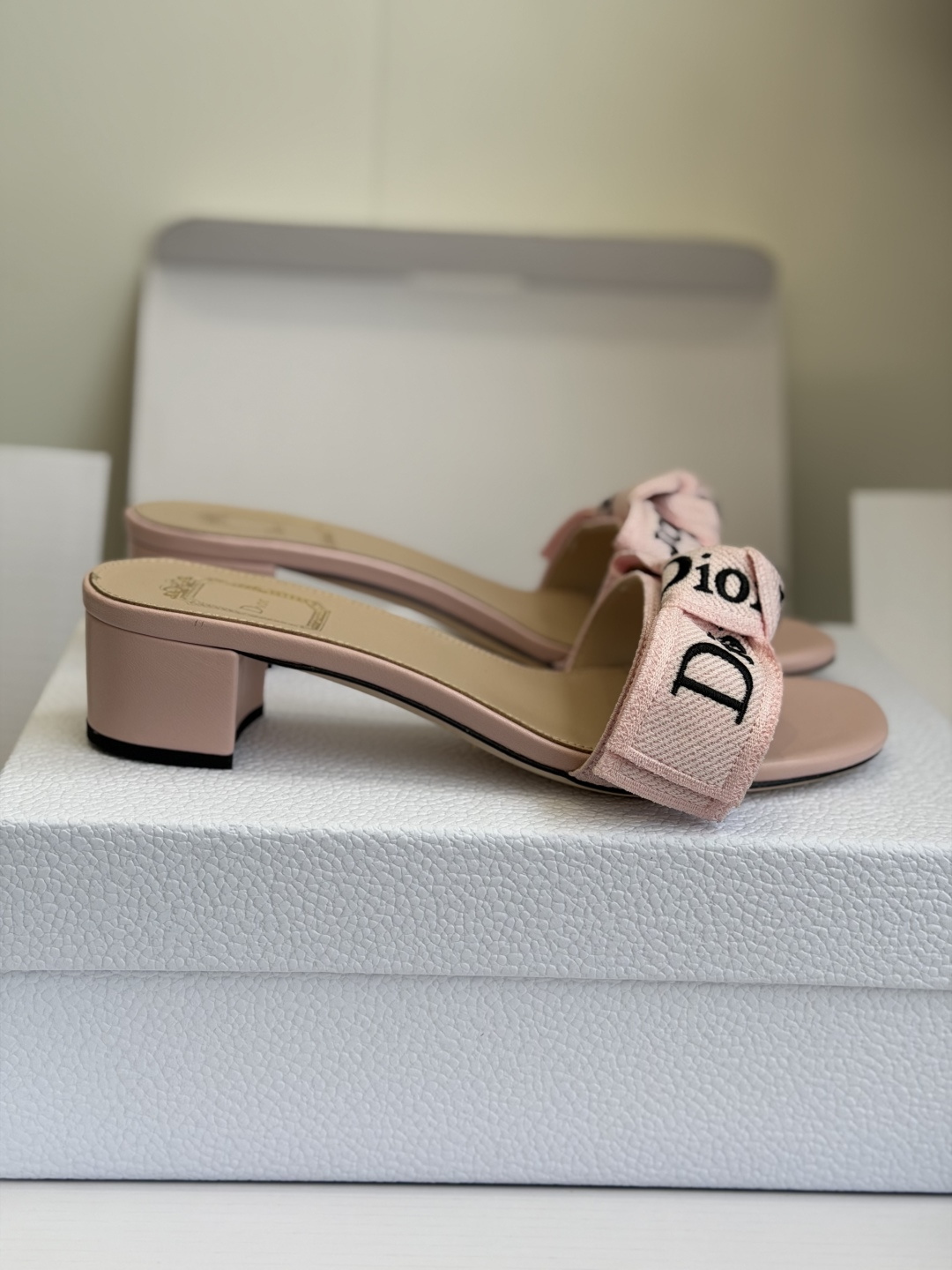 东莞代购级DIOR 迪奥新品编织袋电绣凉拖 休闲度假风 夏日必入搭配单品 面料：立体刺绣 飞织内里：垫脚