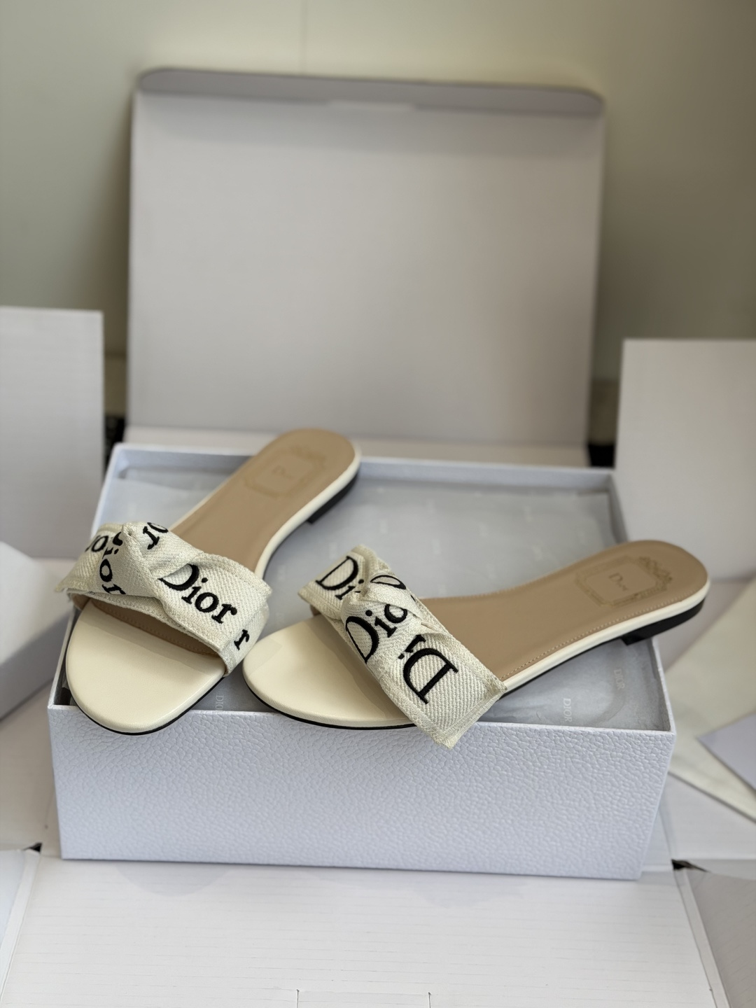 东莞代购级DIOR 迪奥新品编织袋电绣凉拖 休闲度假风 夏日必入搭配单品 面料：立体刺绣 飞织内里：垫脚