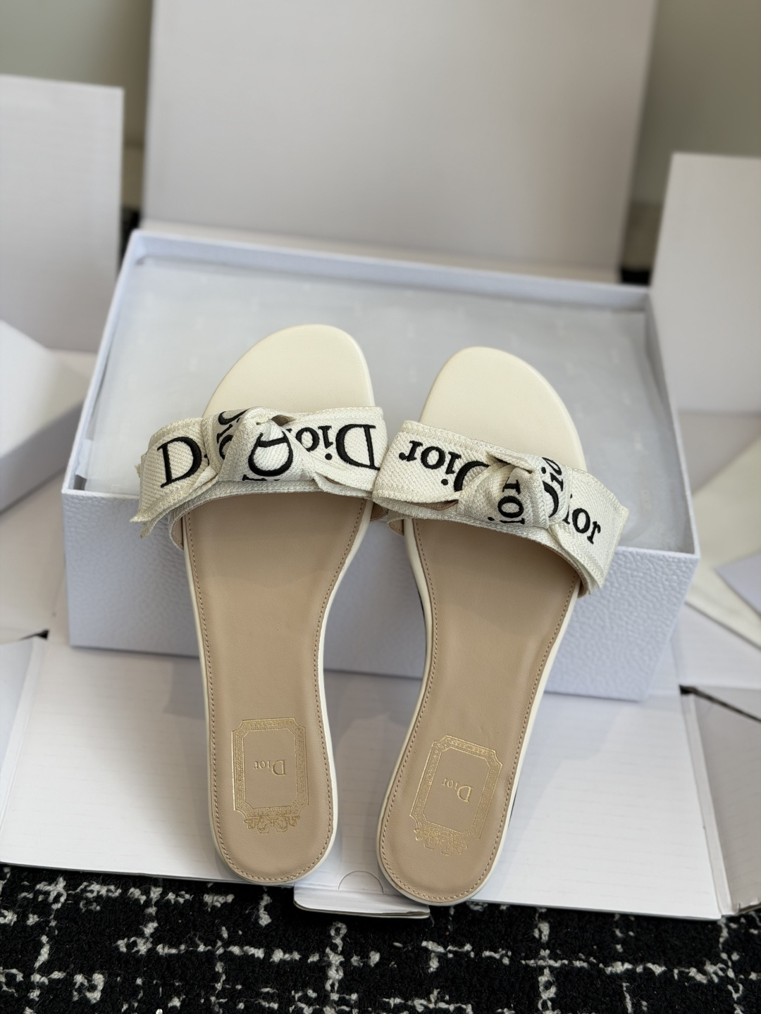 东莞代购级DIOR 迪奥新品编织袋电绣凉拖 休闲度假风 夏日必入搭配单品 面料：立体刺绣 飞织内里：垫脚