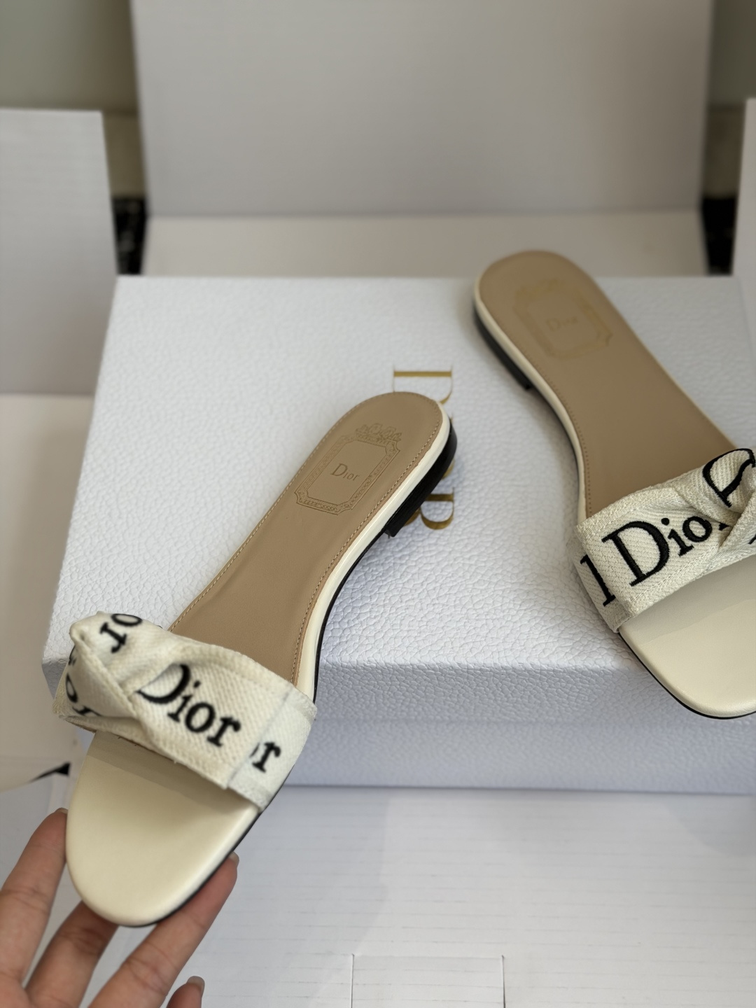 东莞代购级DIOR 迪奥新品编织袋电绣凉拖 休闲度假风 夏日必入搭配单品 面料：立体刺绣 飞织内里：垫脚
