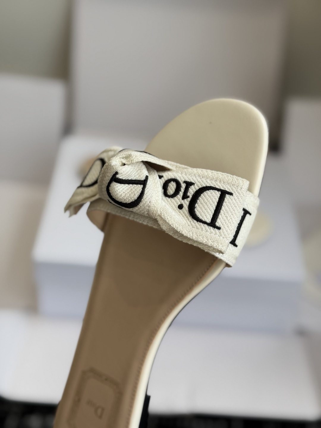 东莞代购级DIOR 迪奥新品编织袋电绣凉拖 休闲度假风 夏日必入搭配单品 面料：立体刺绣 飞织内里：垫脚