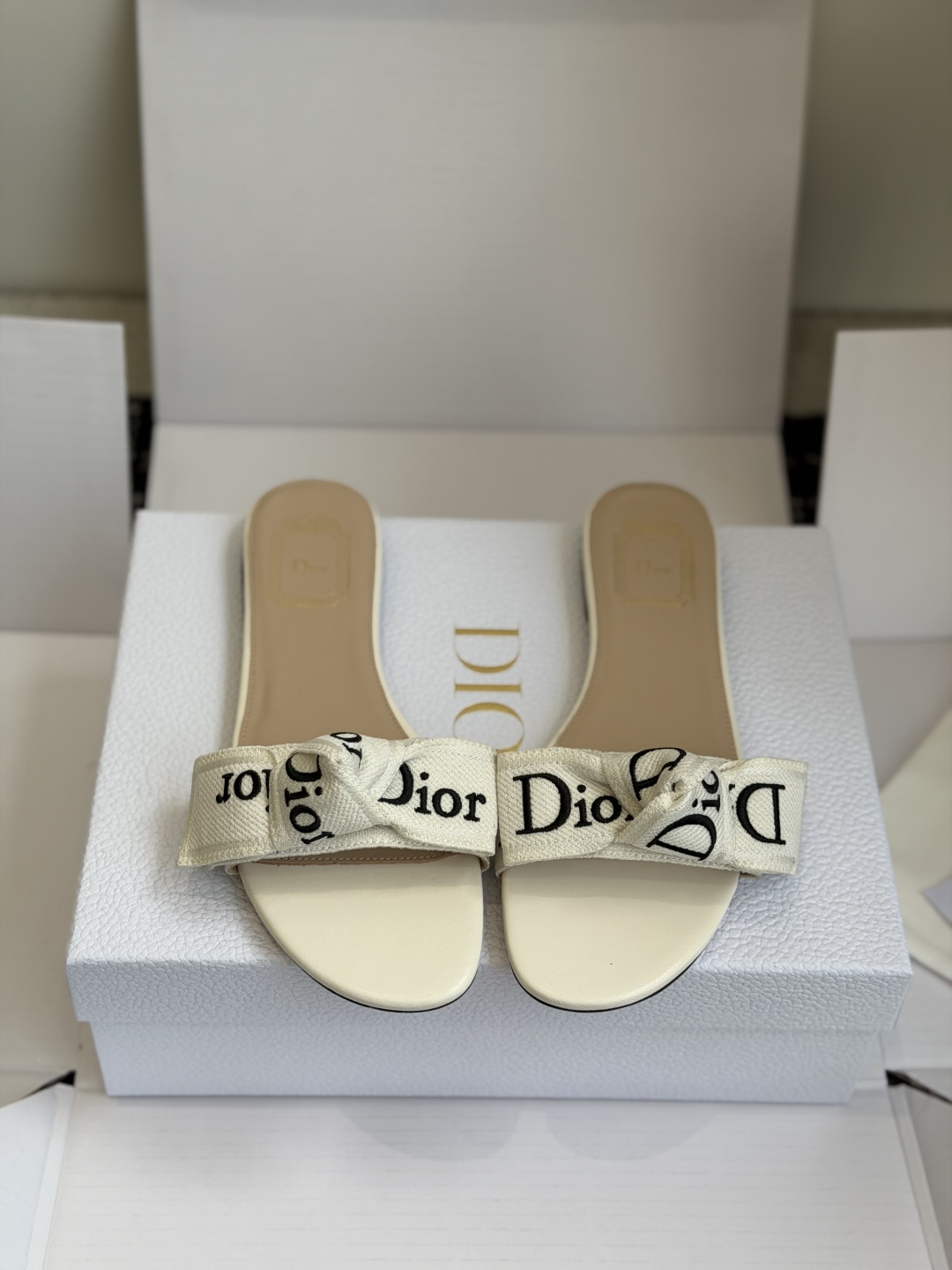 东莞代购级DIOR 迪奥新品编织袋电绣凉拖 休闲度假风 夏日必入搭配单品 面料：立体刺绣 飞织内里：垫脚