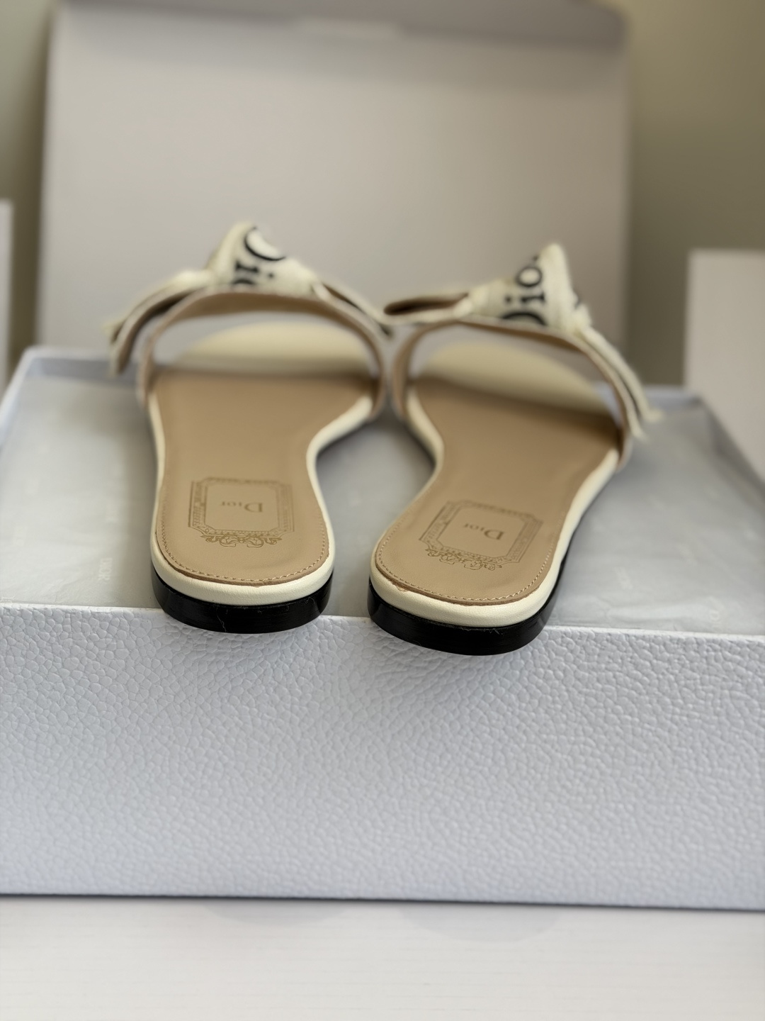 东莞代购级DIOR 迪奥新品编织袋电绣凉拖 休闲度假风 夏日必入搭配单品 面料：立体刺绣 飞织内里：垫脚
