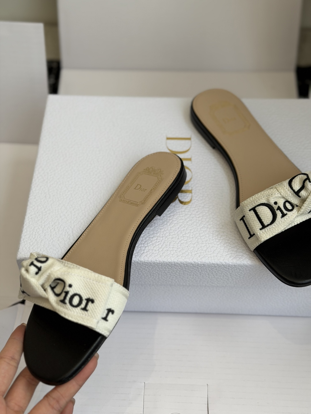 东莞代购级DIOR 迪奥新品编织袋电绣凉拖 休闲度假风 夏日必入搭配单品 面料：立体刺绣 飞织内里：垫脚