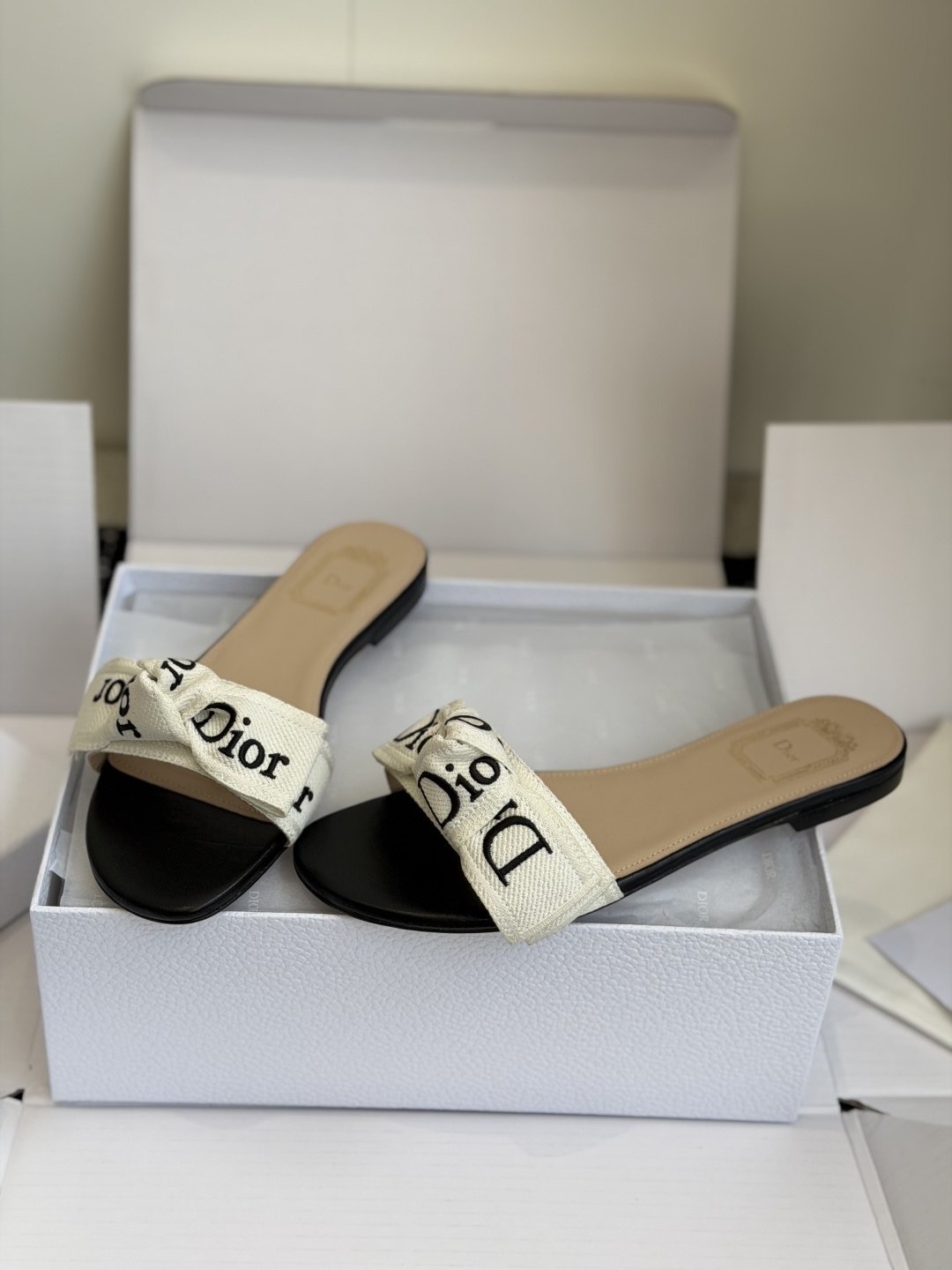 东莞代购级DIOR 迪奥新品编织袋电绣凉拖 休闲度假风 夏日必入搭配单品 面料：立体刺绣 飞织内里：垫脚