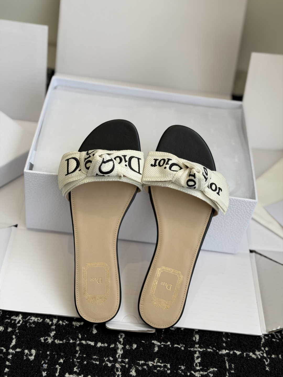 东莞代购级DIOR 迪奥新品编织袋电绣凉拖 休闲度假风 夏日必入搭配单品 面料：立体刺绣 飞织内里：垫脚