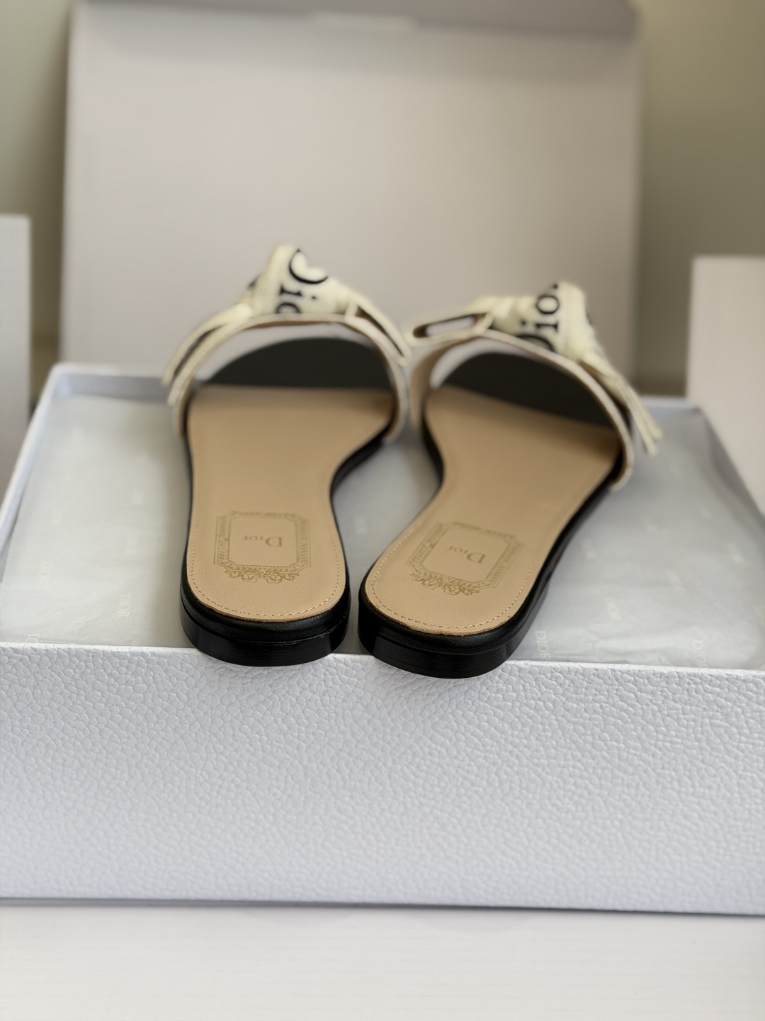 东莞代购级DIOR 迪奥新品编织袋电绣凉拖 休闲度假风 夏日必入搭配单品 面料：立体刺绣 飞织内里：垫脚