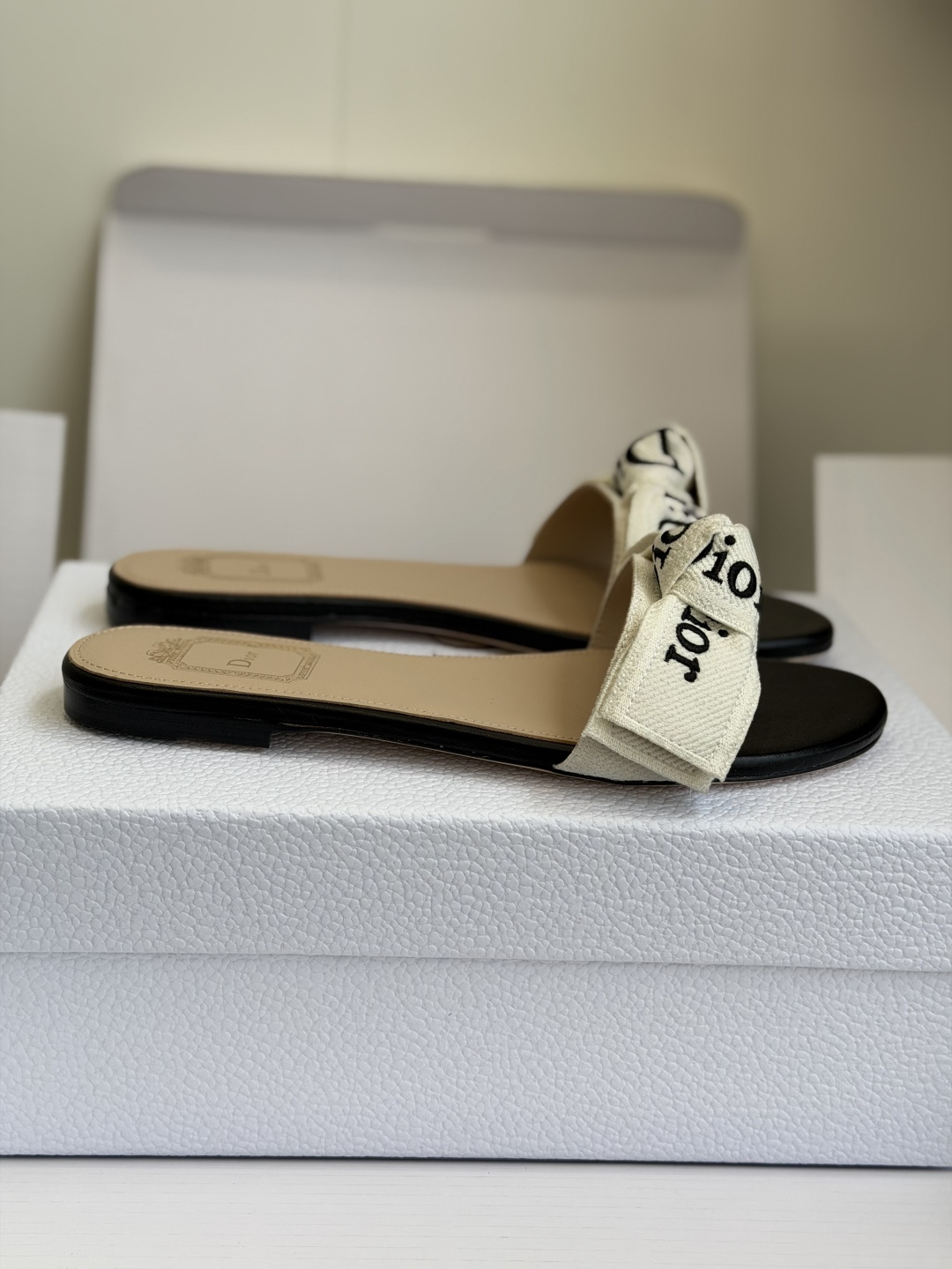 东莞代购级DIOR 迪奥新品编织袋电绣凉拖 休闲度假风 夏日必入搭配单品 面料：立体刺绣 飞织内里：垫脚