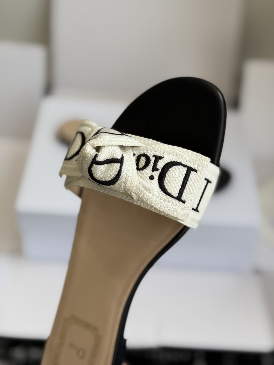 东莞代购级DIOR 迪奥新品编织袋电绣凉拖 休闲度假风 夏日必入搭配单品 面料：立体刺绣 飞织内里：垫脚