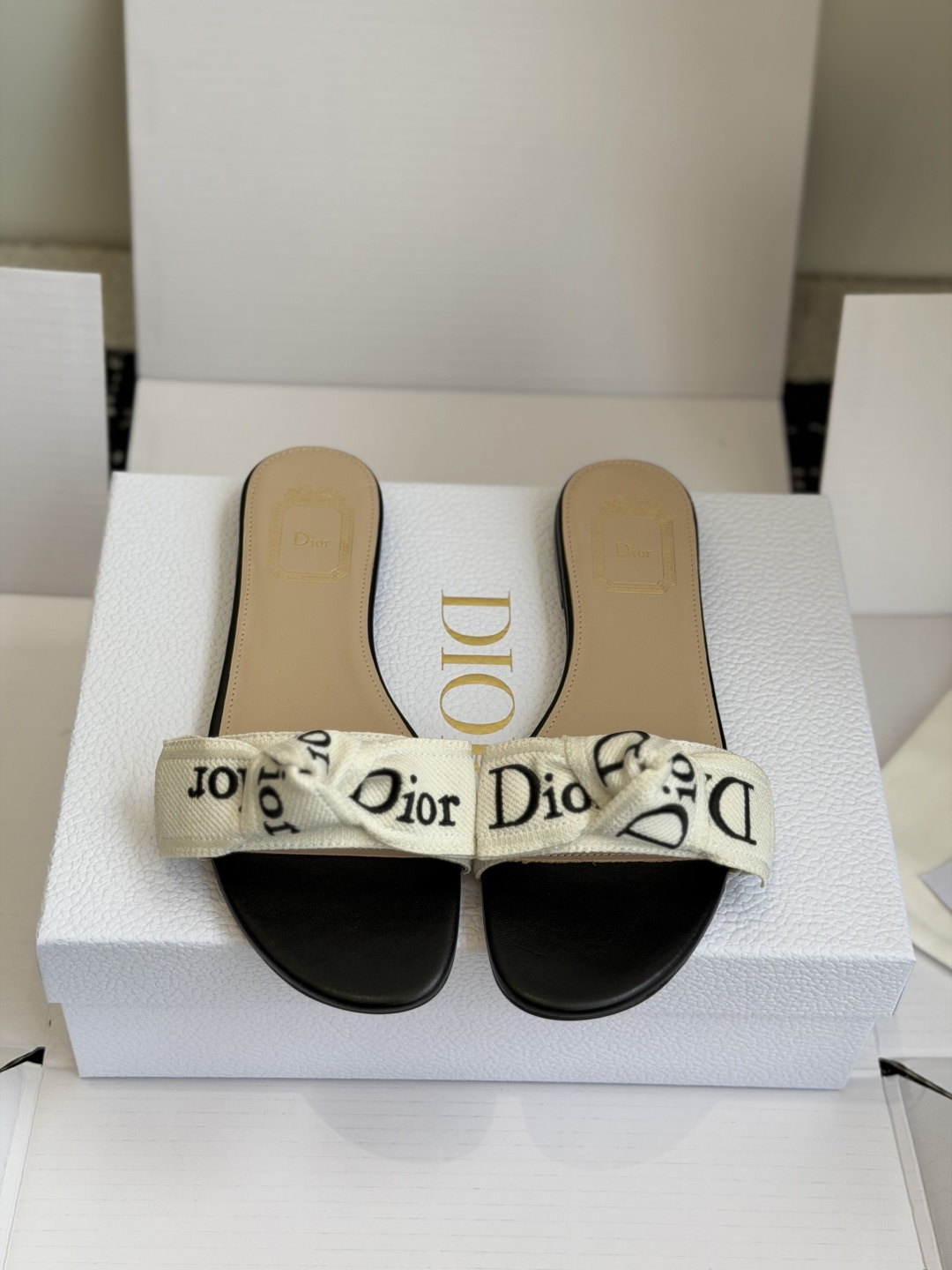 东莞代购级DIOR 迪奥新品编织袋电绣凉拖 休闲度假风 夏日必入搭配单品 面料：立体刺绣 飞织内里：垫脚