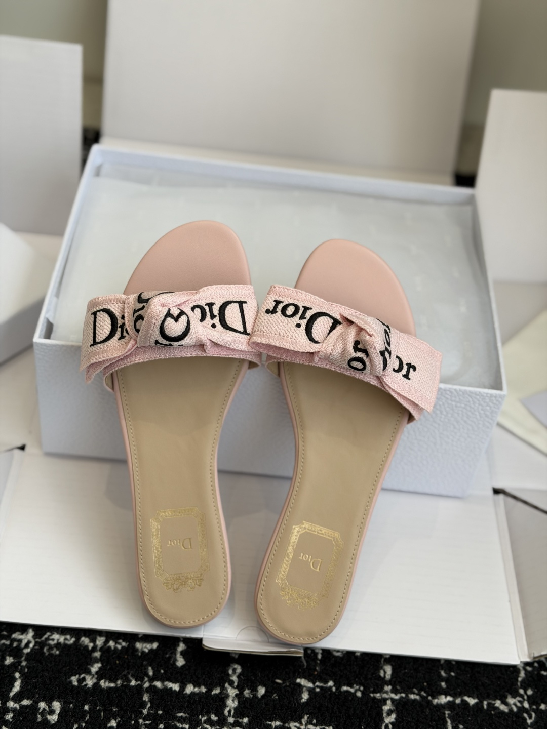 东莞代购级DIOR 迪奥新品编织袋电绣凉拖 休闲度假风 夏日必入搭配单品 面料：立体刺绣 飞织内里：垫脚