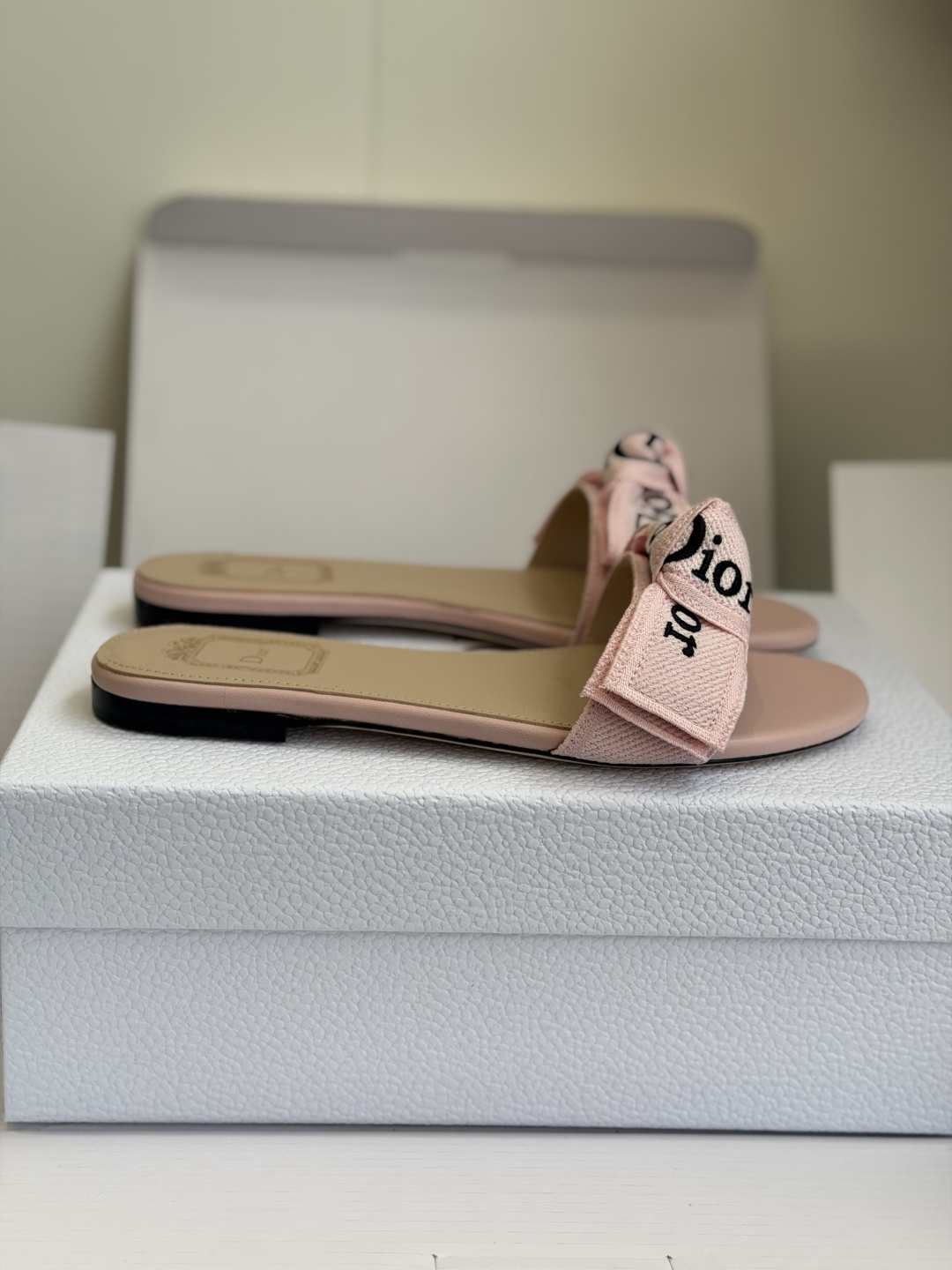 东莞代购级DIOR 迪奥新品编织袋电绣凉拖 休闲度假风 夏日必入搭配单品 面料：立体刺绣 飞织内里：垫脚