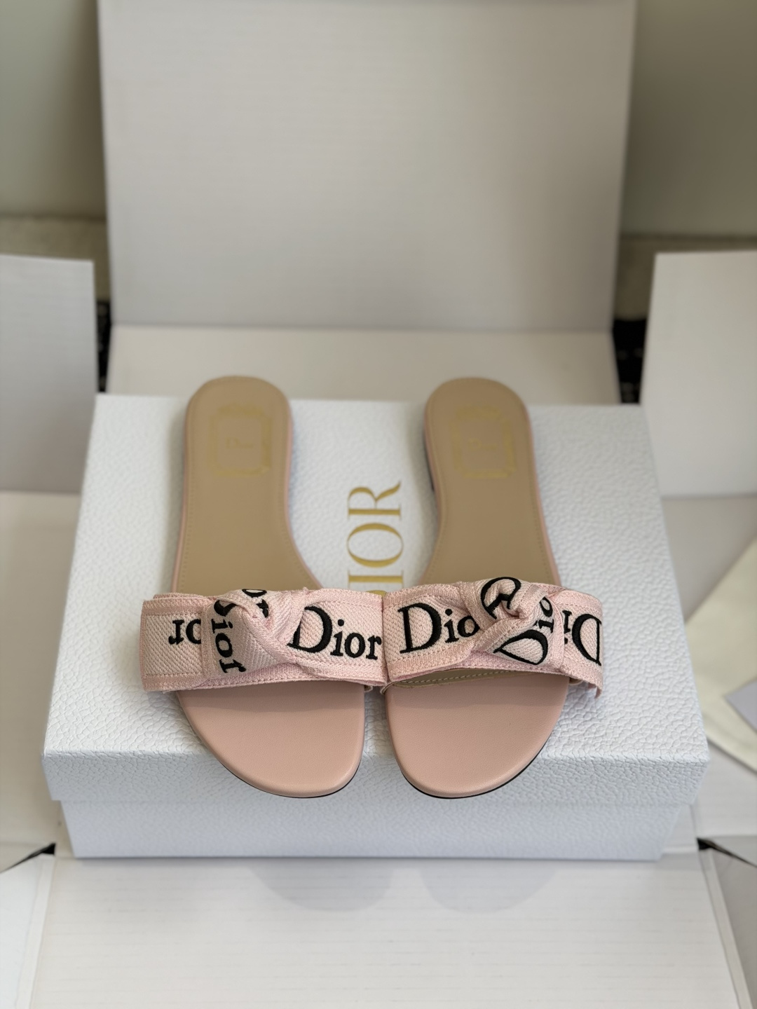 NO:869177,Dongguan purchasing agent level DIOR Dior new woven bag electric embroidery sandals, casual holiday style, a must-have item for summer, three-dimensional embroidery on the fabric, fly weaving, sheepskin lining, high flat heel/4.5cm outsole, Italian genuine leather outsole, original pattern making, one-to-one reproduction, complete package!  Size#35-42 (40 41 42 customized, non-refundable), high heels and slippers, dior, dior, high heels, slippers, sheepskin, Leather soles19860909东莞代购级 DIOR 迪奥新品编织袋电绣凉拖 休闲度假风 夏日必入搭配单品 面料立体刺绣 飞织 内里垫脚羊皮 跟高平底/4.5cm 大底意大利真皮大底 原版打版,一比一复刻 全套包装！ Size#35-42（40 41 42定做不退换）,高跟鞋拖鞋,dior,dior,high heels,slippers,sheepskin,Leather soles,Women's Shoes