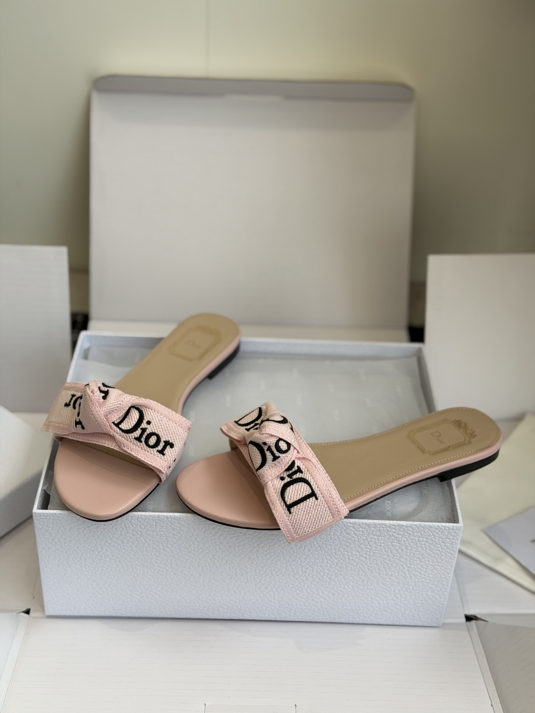 东莞代购级DIOR 迪奥新品编织袋电绣凉拖 休闲度假风 夏日必入搭配单品 面料：立体刺绣 飞织内里：垫脚