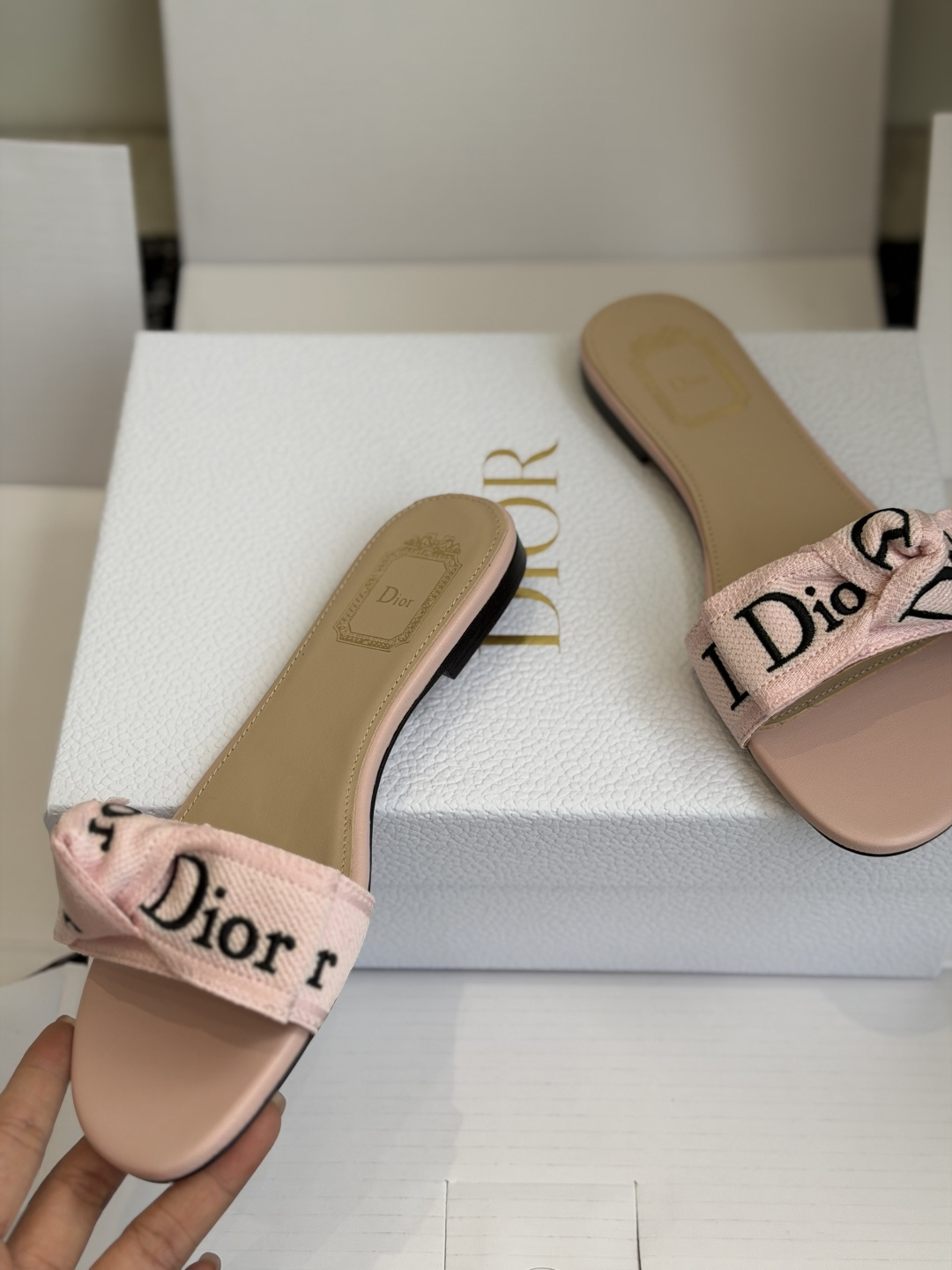 东莞代购级DIOR 迪奥新品编织袋电绣凉拖 休闲度假风 夏日必入搭配单品 面料：立体刺绣 飞织内里：垫脚