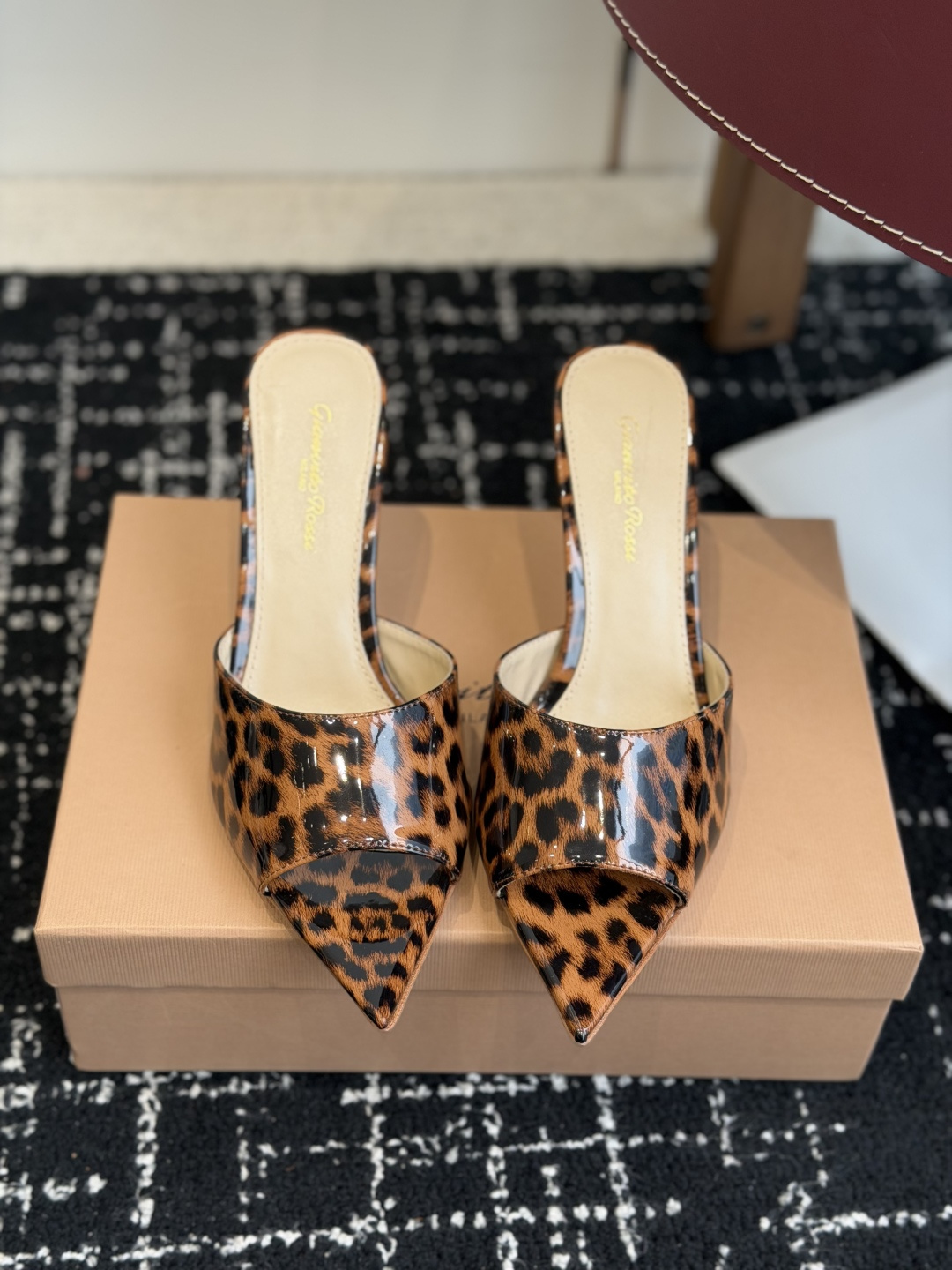 代购级吉安维托·罗西Gianvito Rossi 26春夏 尖头 细跟 凉拖鞋！轻松移动，高跟凉拖鞋！特