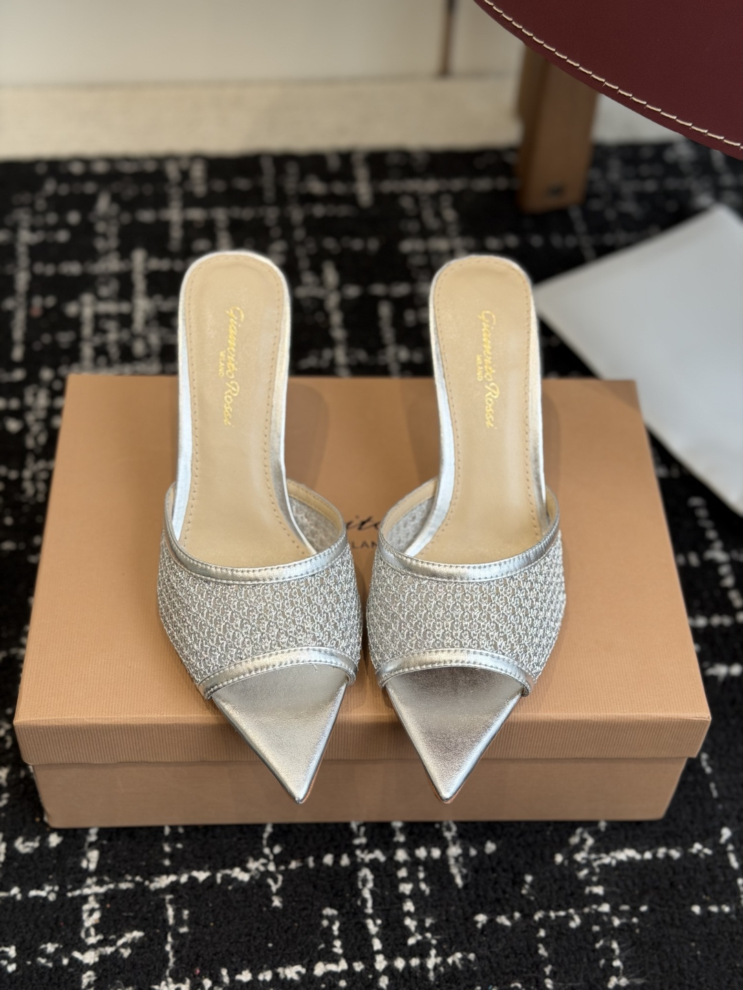 NO:869190,Purchasing agent Gianvito Rossi 26 spring and summer pointed toe stiletto sandals!  Move easily with high heel sandals!  Featured diamond fasteners and mesh design!  Fashion highlights!  Adhering to its traditional Italian craftsmanship, focusing on exquisite details and creating elegant femininity, every pair of Rossi's women's shoes will take the proportion of women's curves into consideration before designing. Secondly, on the basis of inheriting elegance, it is also younger and more fashionable, using mesh and sparkling diamond designs to create fashionable charm!  The upper is made of imported cowhide, the lining is sheepskin, and the Italian imported genuine leather outsole is 8.5cm high.19860909代购级 吉安维托·罗西Gianvito Rossi 26春夏 尖头 细跟 凉拖鞋！ 轻松移动,高跟凉拖鞋！特色钻扣件搭配网纱设计！时尚亮点！ 秉承了其传统意大利工艺,专注精巧细节,打造优雅女人味,每一双罗西的女鞋在设计之前都会将女性曲线比例考虑在先. 其次在继承了优雅的基础上,也更加年轻时髦,以网纱和闪钻设计塑造时尚魅力！ 鞋面采用进口牛皮 内里垫脚羊皮 意大利进口真皮大底 跟高8.5cm Size#34-42（34 40 41 42定做不退换）,高跟鞋拖鞋,high heels,slippers,cowhide,sheepskin,Leather soles,Women's Shoes