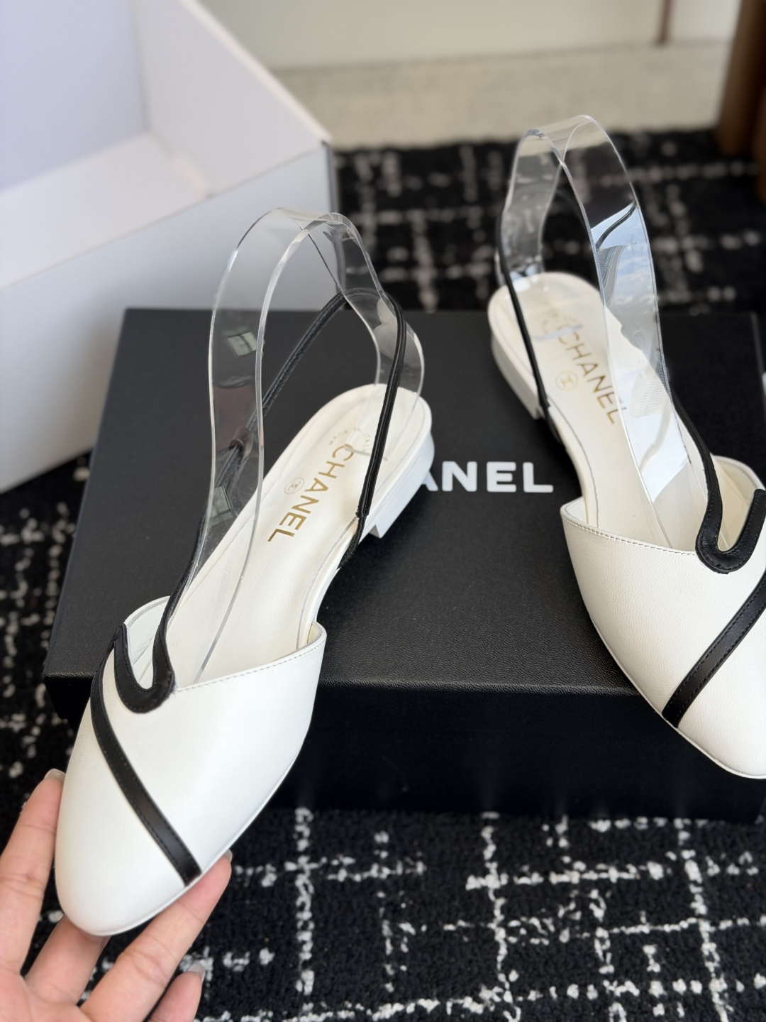 代购级CHANEL 香奈儿 26ss 春夏秀款 后空 凉鞋 第一眼看上就被种草了金色流动线条高跟凉鞋，极