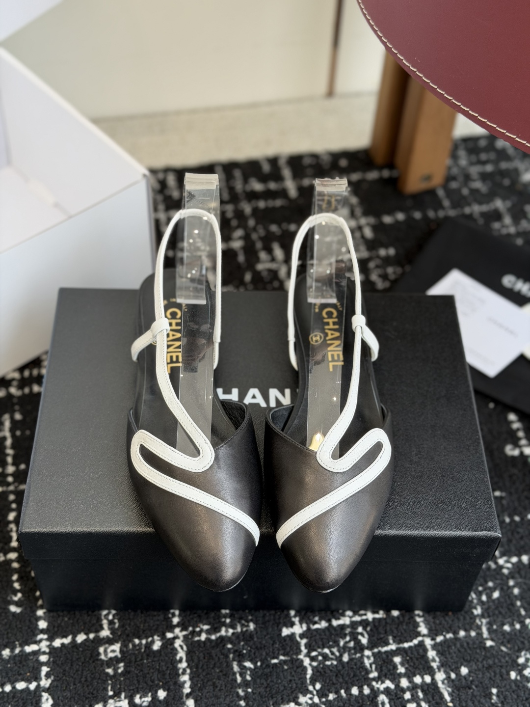 NO:870492,Purchasing agent CHANEL 26ss spring and summer show style back empty sandals. I was attracted by the golden flowing line high-heeled sandals at first sight. They are shoes with Latin dance characteristics, noble and elegant!  The upper is made of imported sheepskin/sheepkin, and the lining is tiptoe silk sheepskin. The foot feels super comfortable. The leather is very soft and skin-friendly. Italian imported genuine leather outsole Size35-41 (40 41 customized), sandals, chanel, chanel, sandals, sheepskin, sheep, Leather soles19860909代购级 CHANEL 香奈儿 26ss 春夏秀款 后空 凉鞋 第一眼看上就被种草了金色流动线条高跟凉鞋,极具拉丁舞特色的鞋子,高贵典雅！ 鞋面采用进口羊皮/羊京 内里踮脚丝绸羊皮 脚感超级舒服 皮料非常柔软亲肤 意大利进口真皮大底 Size35-41（40 41定制）,凉鞋,chanel,chanel,sandals,sheepskin,sheep,Leather soles,Women's Shoes