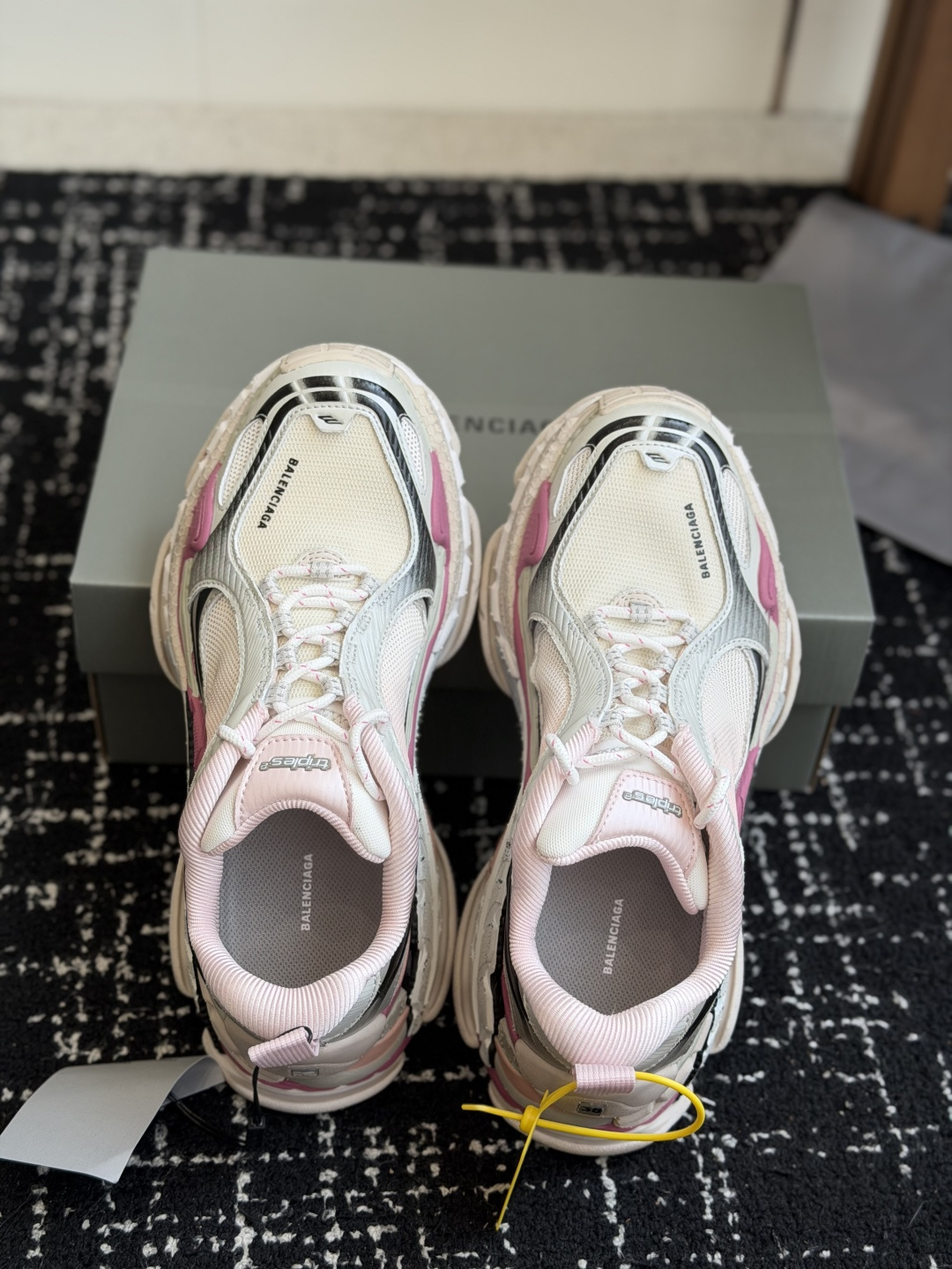代购级Balen&ciaga 新款情侣款老爹鞋对于热衷鞋文化的朋友们来说 必然知道这指的是巴黎世家了！把